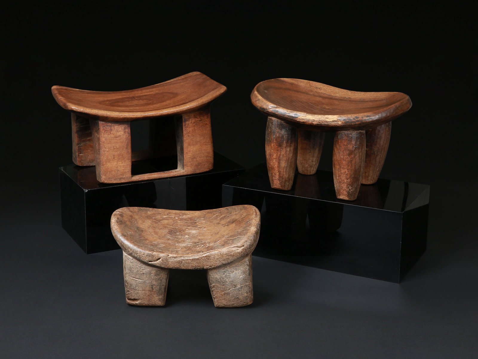 A Bwa and 2 Senufo Seats ("kolo"): 3 Sitze Senufo / Bwa. Côte d’Ivoire / Burkina Faso Ohne Sockel / without base Holz. H 22 cm. Provenienz: Schweizer Privatsammlung, 1992-1995 in situ erworben. IMPORTANT NOTICE: Please conta