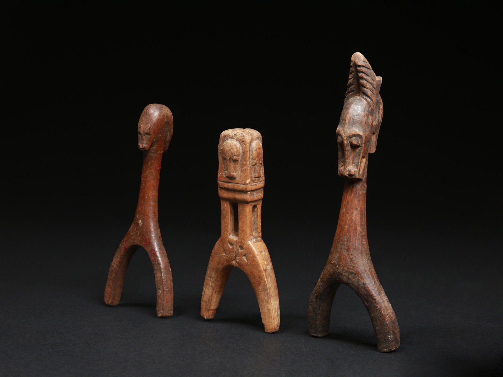 3 Baule Slingshots, "potomowaka": 3 Steinschleuern, "potomowaka" Baule. Côte d’Ivoire Ohne Sockel / without base Holz. H 15 - 20 cm. Provenienz: - Madeleine und Jean-Jacques Keller (bis 1980 Abidjan, danach Rheinfelden). - 