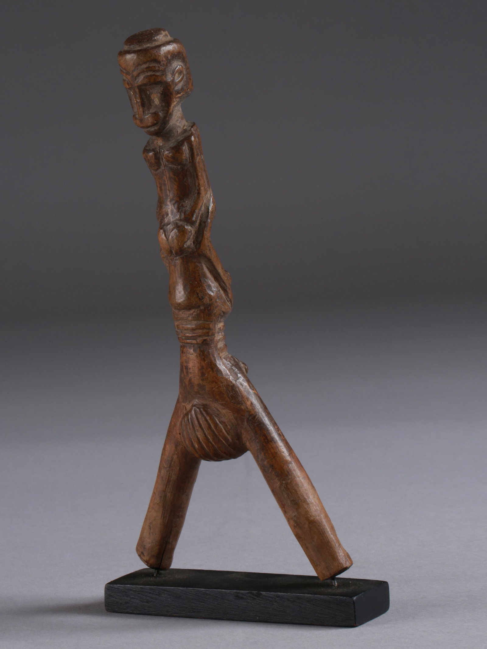 A Baule Slingshot, "potomowaka": Steinschleuder, "potomowaka" Baule. Côte d’Ivoire Mit Sockel / with base Holz. H 19 cm. Provenienz: - französische Privatsammlung, Paris. - Hammer Auktionen, Basel, 04.12.2020, Lot 91.