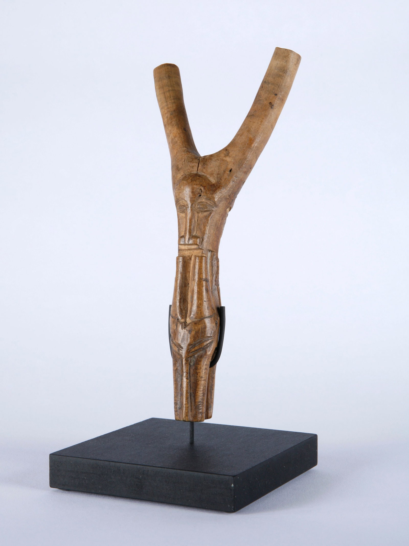 A Baule Slingshot, "potomowaka": Steinschleuder, "potomowaka" Baule. Côte d’Ivoire Mit Sockel / with base Holz. H 20 cm. Provenienz: - Kurt Hösli-Brutschin (1928-2006), Basel. - Hammer Auktionen, Basel, 16.05.2018, Lo