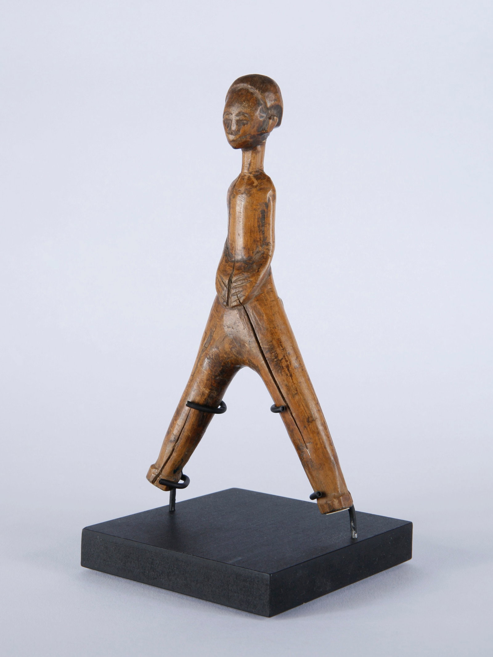 A Baule Slingshot, "potomowaka": Steinschleuder, "potomowaka" Baule. Côte d’Ivoire Mit Sockel / with base Holz. H 17,5 cm. Provenienz: - Kurt Hösli-Brutschin (1928-2006), Basel. - Hammer Auktionen, Basel, 16.05.2018, 