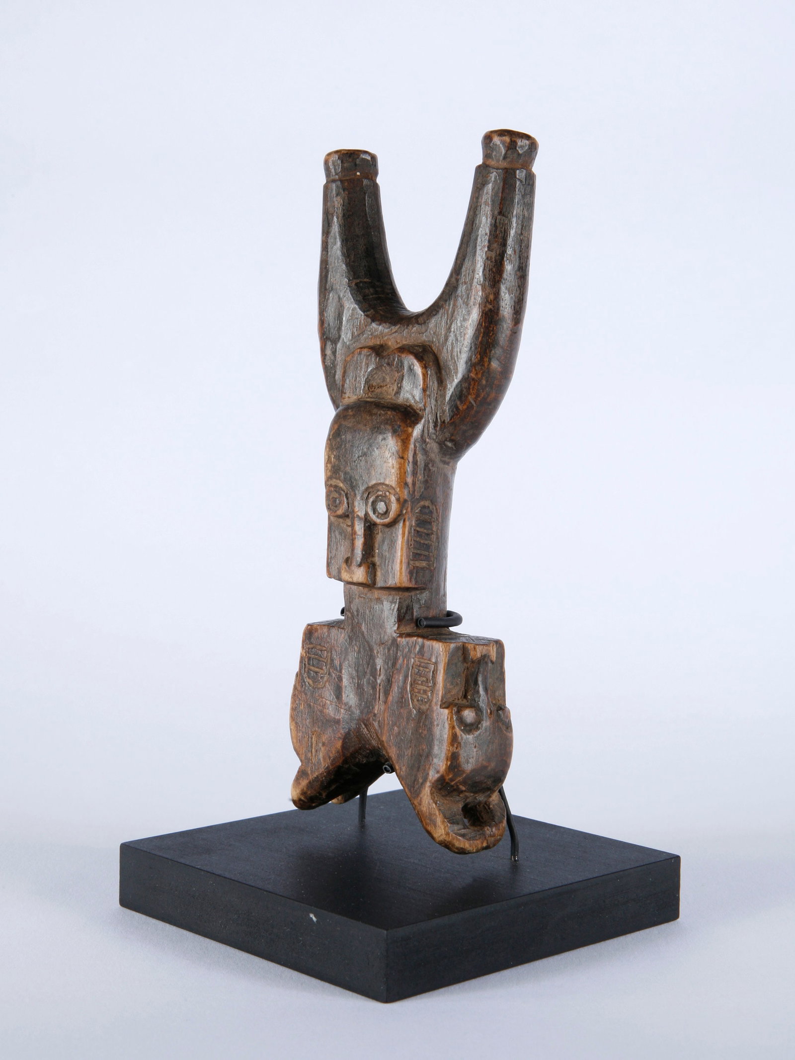 A Baule Slingshot, "potomowaka": Steinschleuder, "potomowaka" Baule. Côte d’Ivoire Mit Sockel / with base Holz. H 17 cm. Provenienz: - Kurt Hösli-Brutschin (1928-2006), Basel. - Hammer Auktionen, Basel, 16.05.2018, Lo