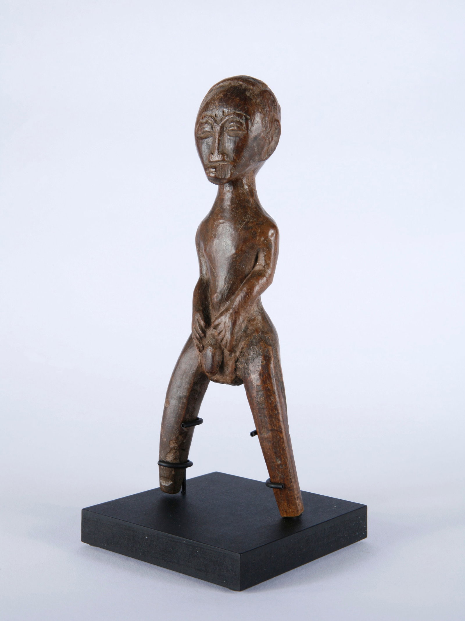 A Baule Slingshot, "potomowaka": Steinschleuder, "potomowaka" Baule. Côte d’Ivoire Mit Sockel / with base Holz. H 20,5 cm. Provenienz: - Kurt Hösli-Brutschin (1928-2006), Basel. - Hammer Auktionen, Basel, 16.05.2018, 