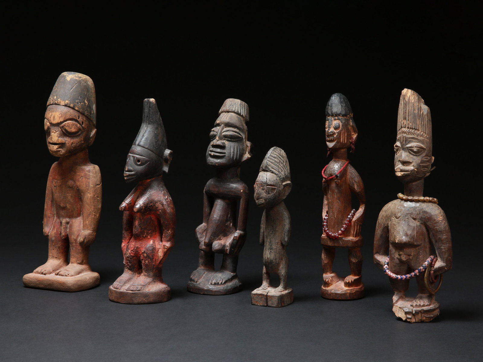 6 Twin Figures, "ere ibeji": 6 Zwillingsfiguren, "ere ibeji" Yoruba. Nigeria Ohne Sockel / without base Holz, Glasperlen. H 20,5 - 30,5 cm. Provenienz: Hans-Joachim Struck (1934-2016), 1980er Jahre in Nigeria erworben. Über 