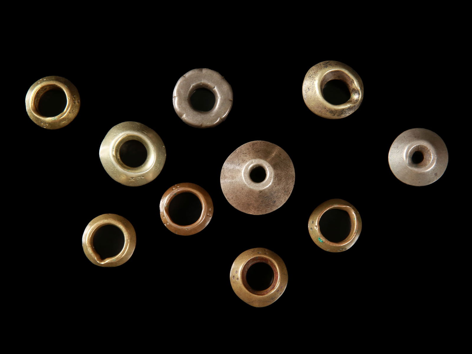 10 Ethiopian Wedding Rings: 10 Äthiopische Hochzeits-Ringe Äthiopien Ohne Sockel / without base Gelbguss. Ø 1,5 - 2 cm. Provenienz: deutsche Privatsammlung, Rheinland-Pfalz. Seit jeher begleitet und fasziniert Sch