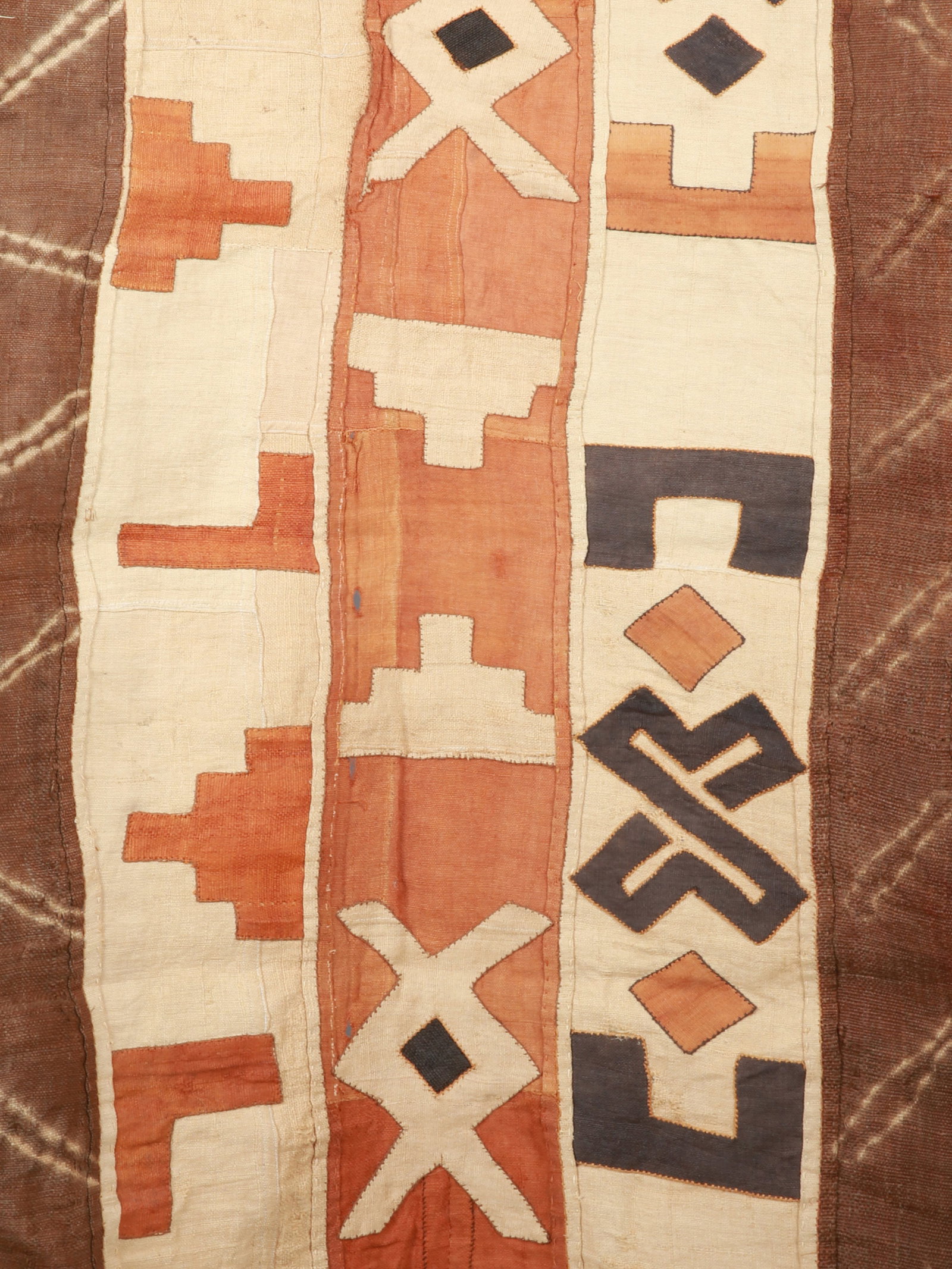 A Kuba Ceremonial Overskirt: Zeremonieller Überrock Kuba. DR Kongo Ohne Sockel / without base Raphia. B 60 cm. L 415 cm. Provenienz: Galerie Walu, Basel. Das Königreich Kuba ist eine Konföderation, die als politisc