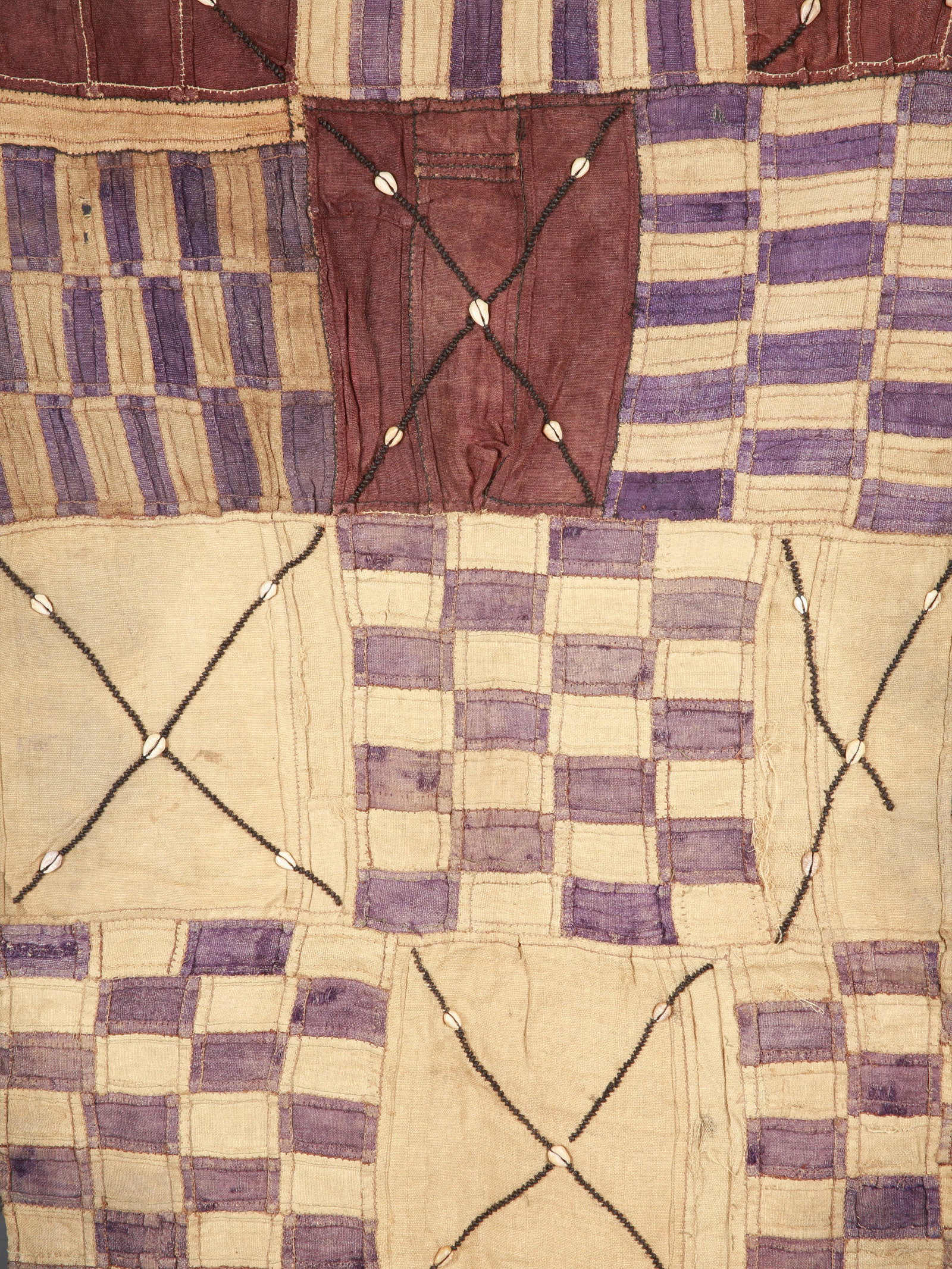 A Kuba Ceremonial Overskirt: Zeremonieller Überrock Kuba. DR Kongo Ohne Sockel / without base Raphia, Kaurischnecken. B 71 cm. L 193 cm. Provenienz: Galerie Walu, Basel. Das Königreich Kuba ist eine Konföderation, 