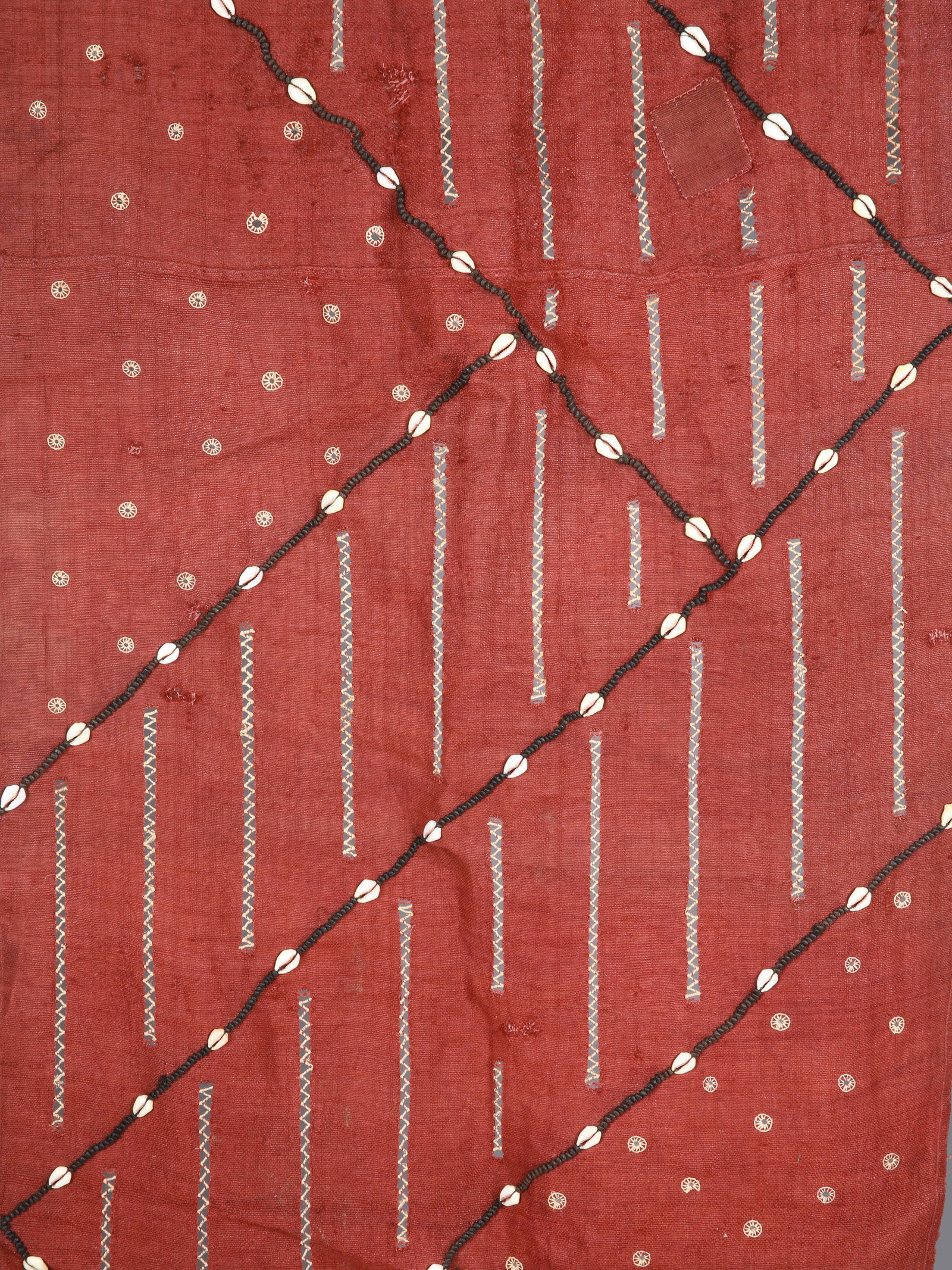 A Kuba Ceremonial Overskirt: Zeremonieller Überrock Kuba. DR Kongo Ohne Sockel / without base Raphia, Kaurischnecken. B 55 cm. L 166 cm. Provenienz: Galerie Walu, Basel. Das Königreich Kuba ist eine Konföderation, 