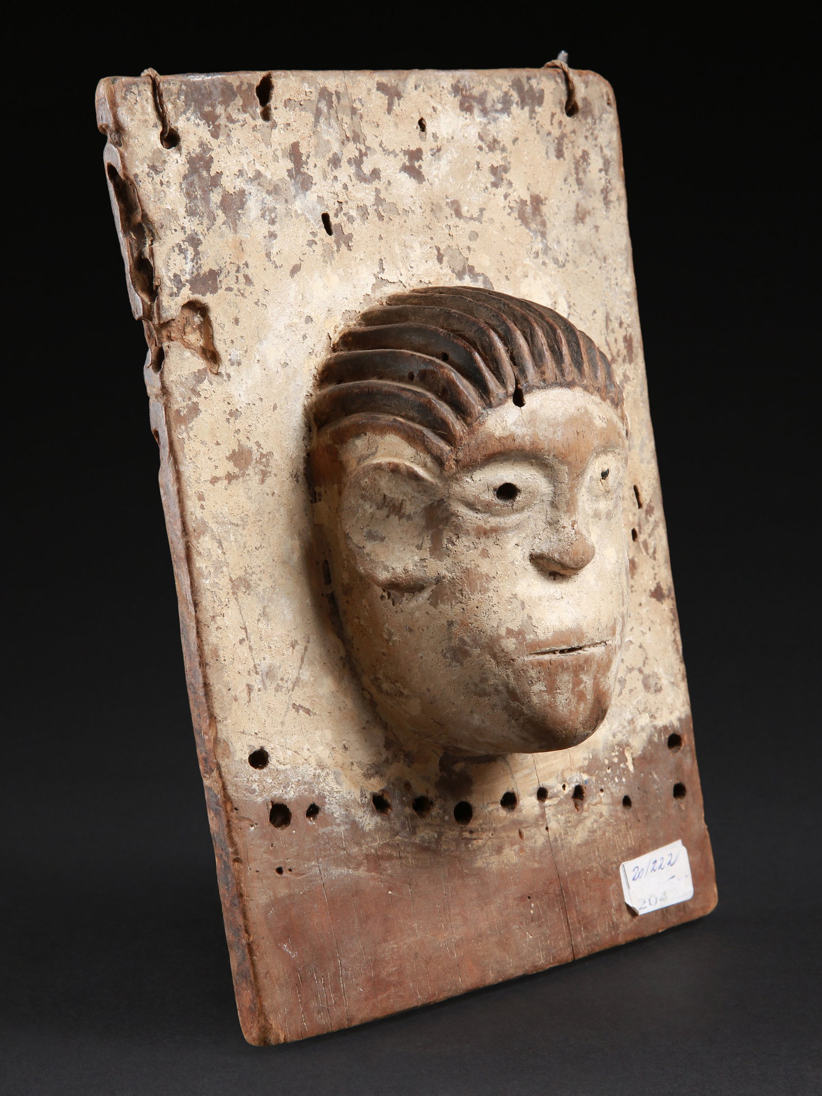 A Luba (?) High Relief Head: Hochrelief-Kopf Luba (?). DR Kongo Ohne Sockel / without base Holz. H 23,5 cm. Provenienz: - Edmond (Edi) Remondino, Burundi und Zürich. - Schweizer Privatsammlung, Zürich (1995). CHF 200 / 400