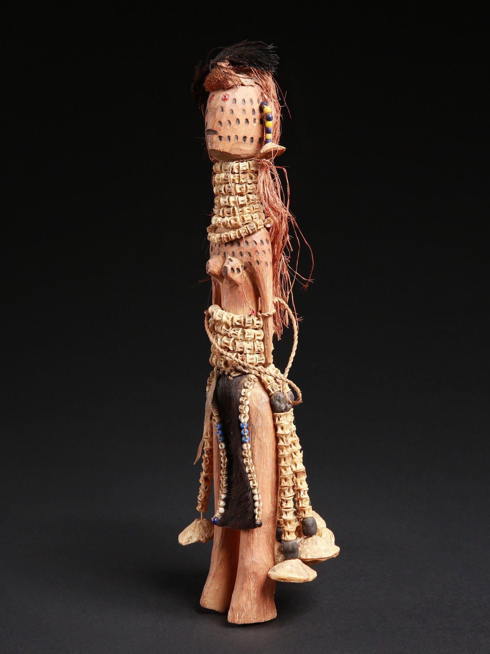 A Turkana Fertility Figure, "ngide": Fruchtbarkeitsfigur, "ngide" Turkana. Kenia Ohne Sockel / without base Holz, Knochen, Muschel. H 48 cm. Provenienz: - Edmond (Edi) Remondino, Burundi und Zürich. - Schweizer Privatsammlung, Z