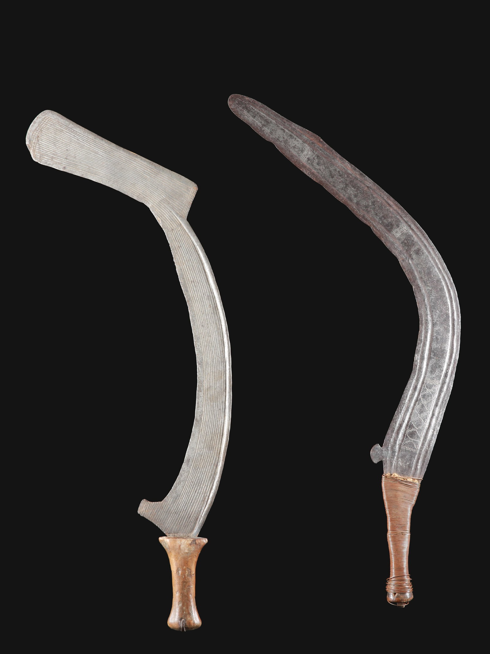A Binja and a Bandia Ceremonial Sickle Blade: 2 sichelförmige Zeremonial-Messer Bandia / Binja / Boa. DR Kongo Ohne Sockel / without base Holz, Eisen, Kupfer. H 66,5 - 68 cm. Provenienz: Gérald Minkoff (1937-2009) und Muriel Olesen (194