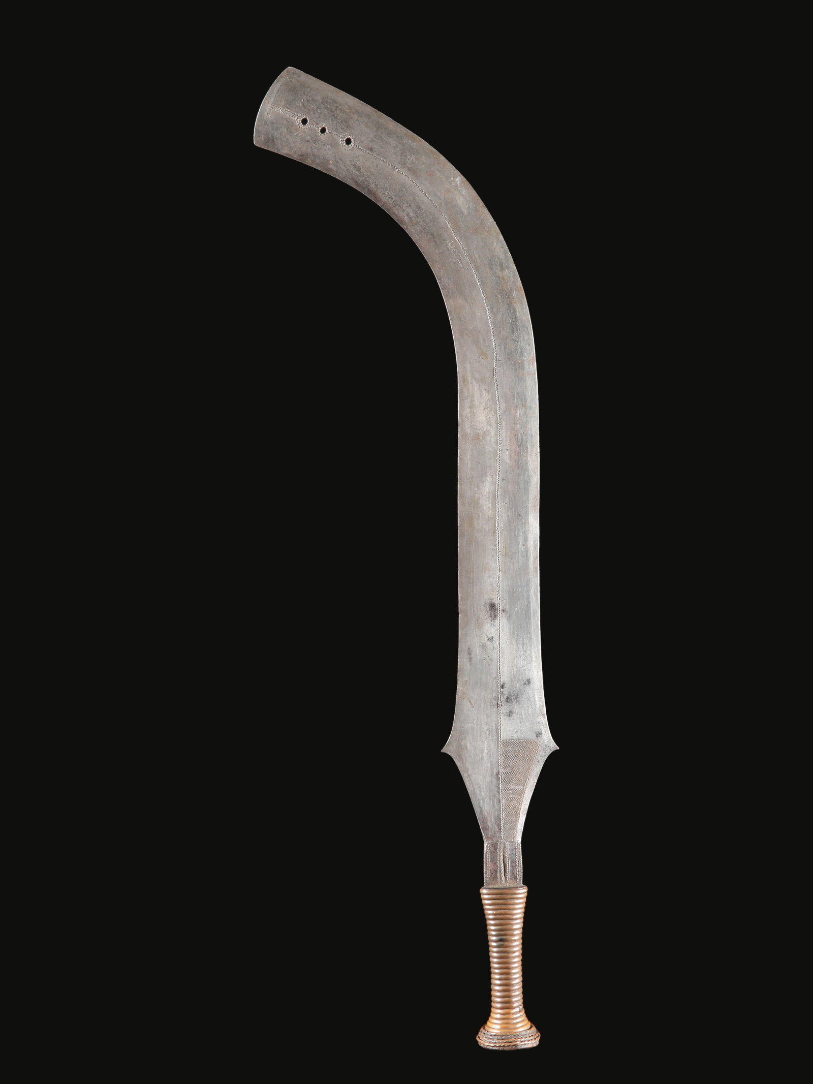 A Yakoma Ceremonial Sickle Blade: Sichelförmiges Zeremonial-Messer Yakoma / Sango / Ngbandi. DR Kongo Ohne Sockel / without base Holz, Eisen, Kupfer. H 62,5 cm. Provenienz: Gérald Minkoff (1937-2009) und Muriel Olesen (1948-