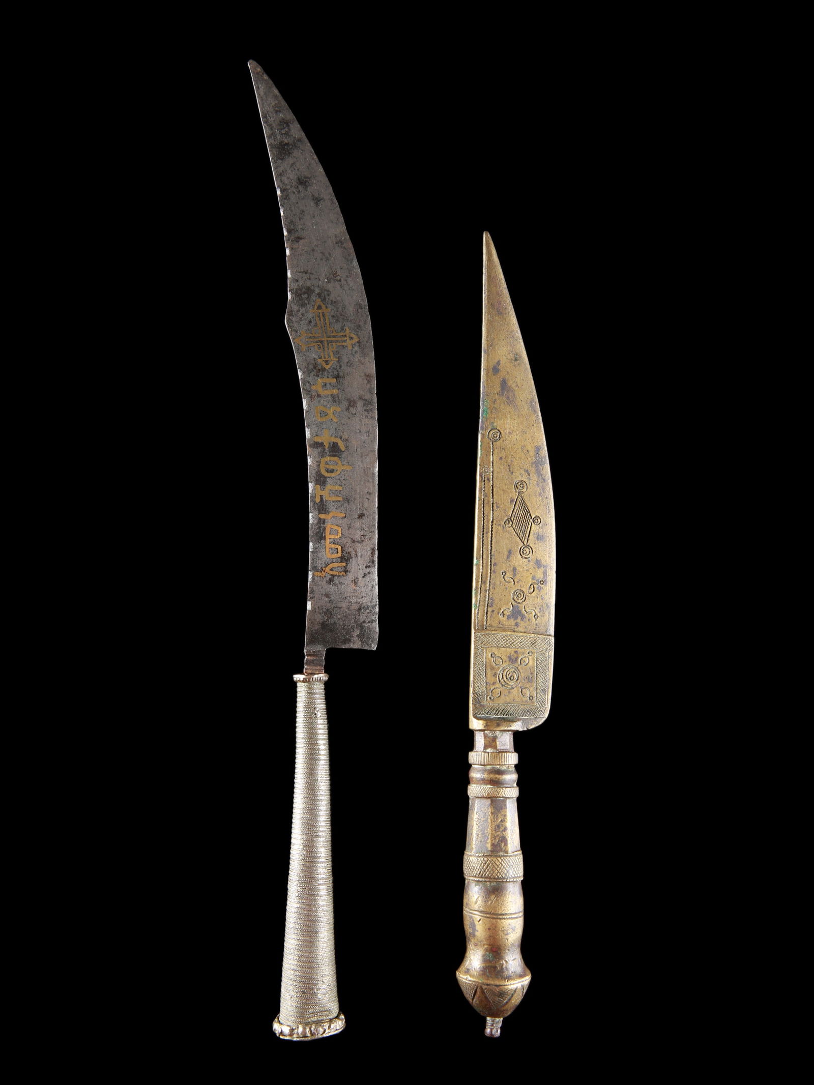 2 Kabylian (?) Knives: 2 Messer Kabylen (?) / Tuareg (?) / Peul (?). Algerien, Marokko (?) Ohne Sockel / without base Kupferlegierung, Eisen, Weissmetall. H 24,5 - 30 cm. Provenienz: Gérald Minkoff (1937-2009) und Muri