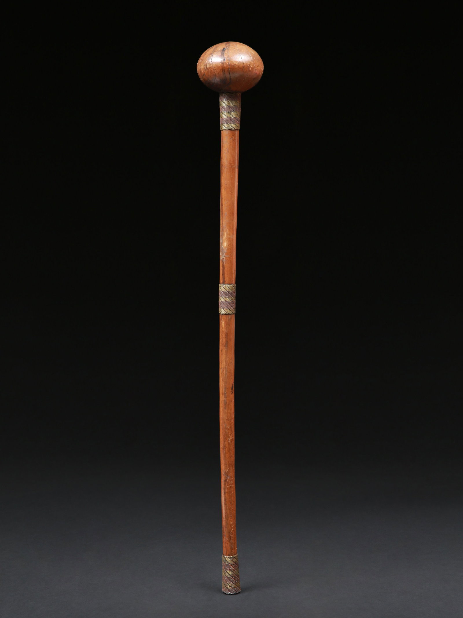 A Zulu Club (Knobkerrie), "iwisa": Keule (Knobkierie), "iwisa" Zulu. Südafrika Ohne Sockel / without base Holz, Kupfer-/Messingdraht. H 74 cm. Provenienz: - Germaine Dumurgier, Lausanne. - Pierre und Hedwige Sennwald, Lausanne. "K