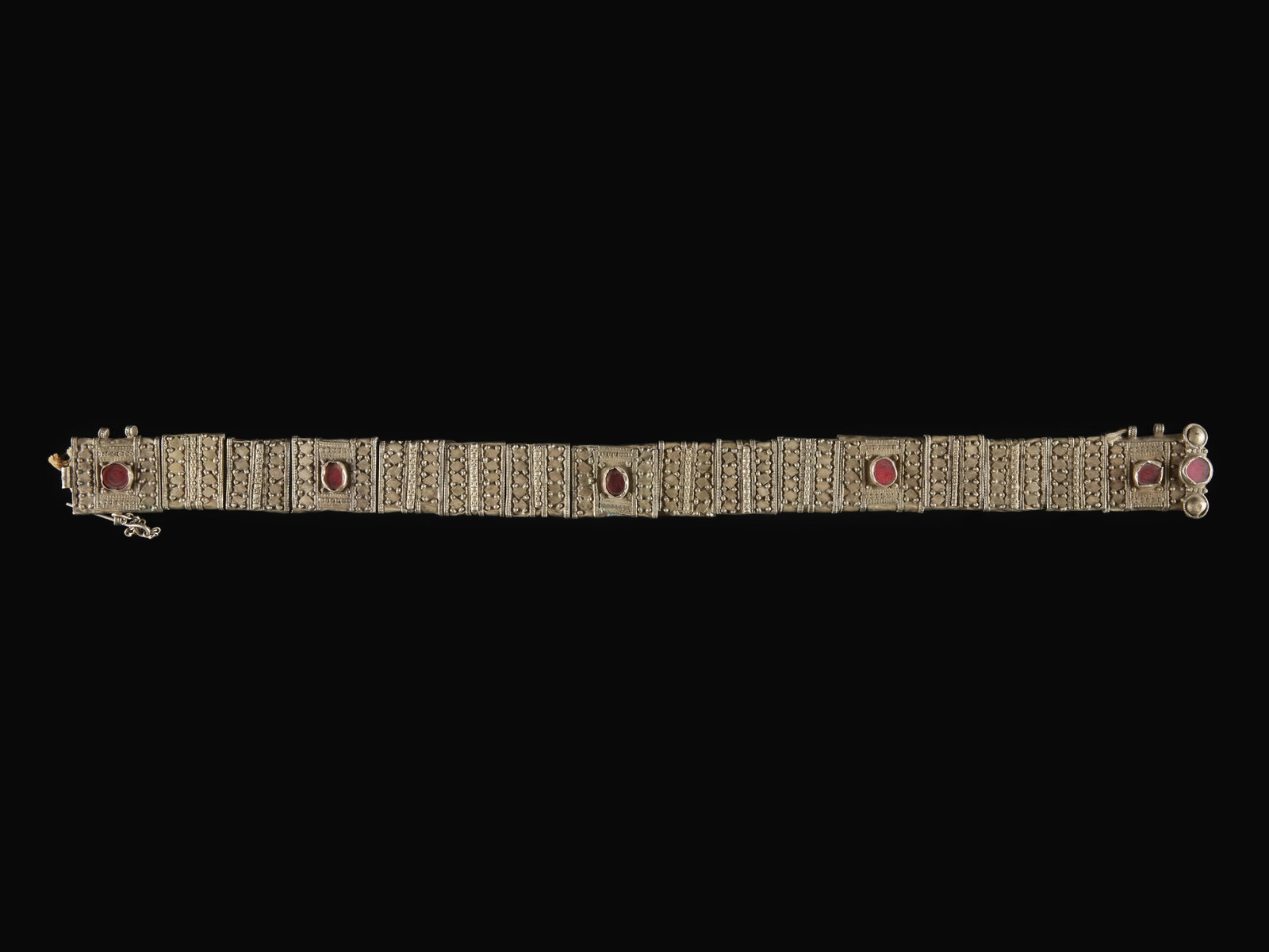 A Yemeni Silver Belt: Silber-Gürtel Jemen Ohne Sockel / without base Silberlegierungen, Karneol. H 5,5 cm. L 66 cm. Provenienz: Gérald Minkoff (1937-2009) und Muriel Olesen (1948-2020), Genf. Weiterführende 