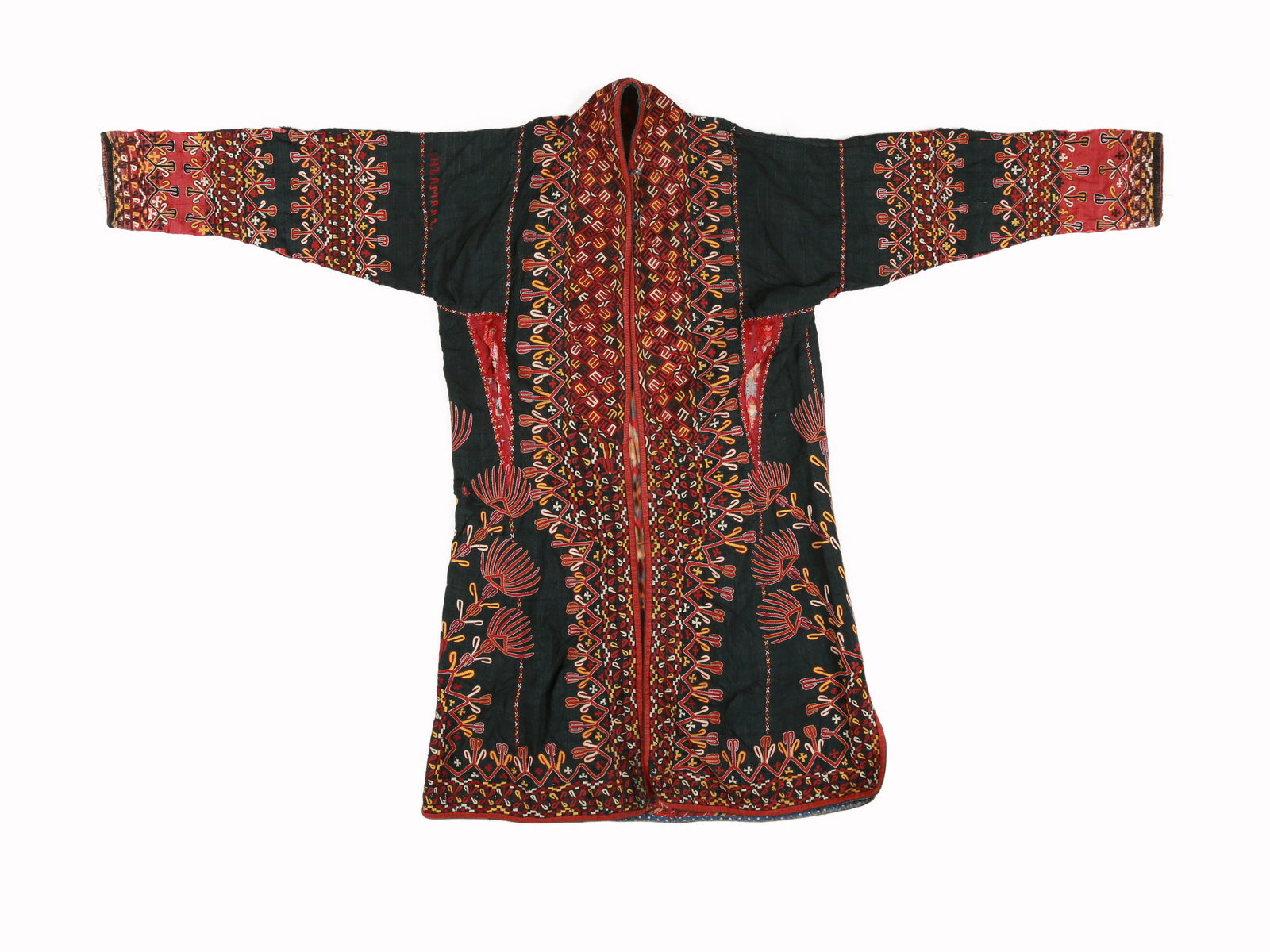 A Turkmen Women's Embroided Coat, "chirpy": Bestickter Frauen-Mantel (Umhang), "chirpy" Turkmenen. Turkmenistan Ohne Sockel / without base Baumwolle. B 97 cm. L 145,5 cm. Provenienz: Gérald Minkoff (1937-2009) und Muriel Olesen (1948-2020), Ge