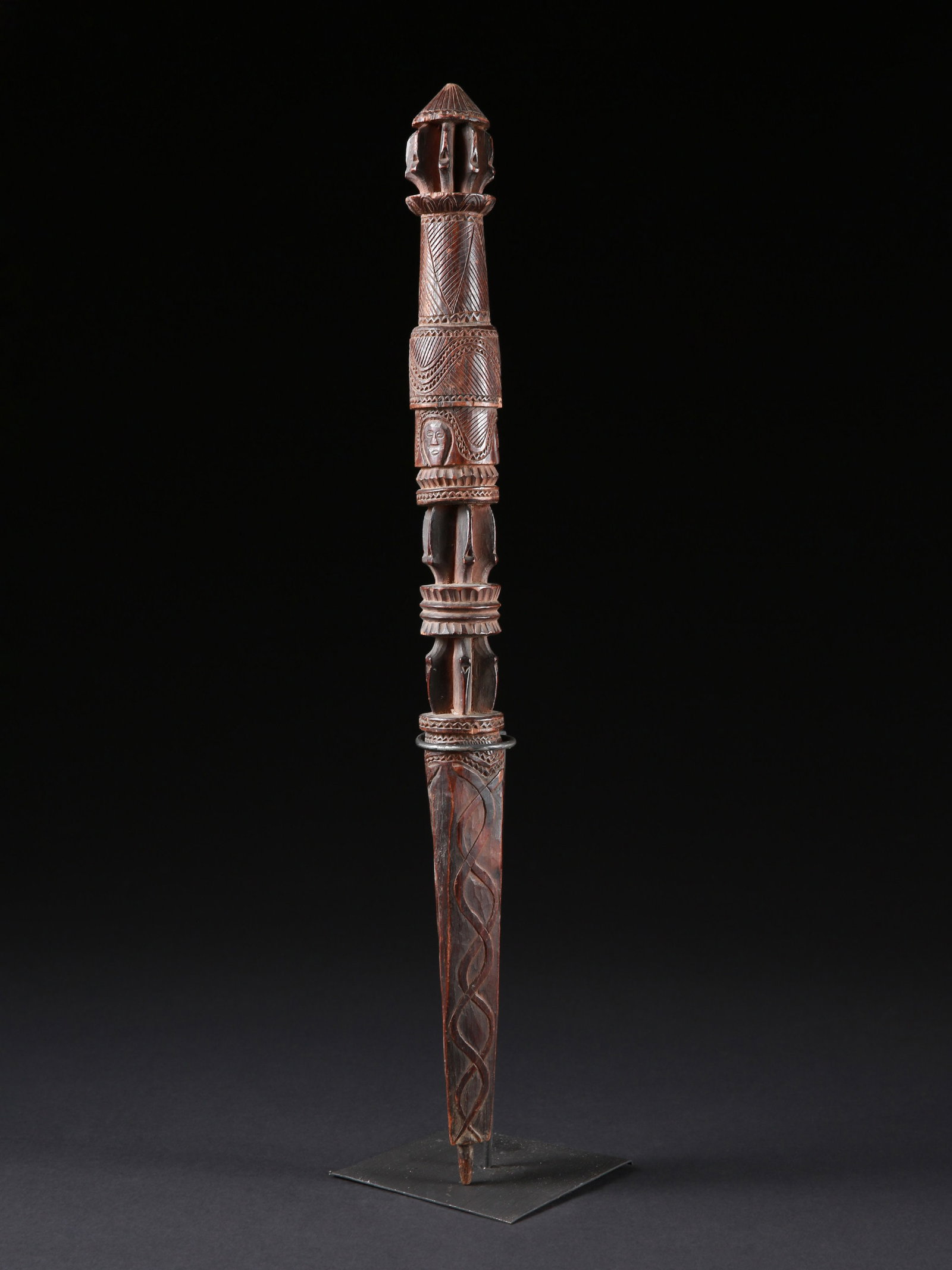 A Nepalese Scepter: Zepter Nepal Mit Sockel / with base Holz. H 61 cm. Provenienz: Gérald Minkoff (1937-2009) und Muriel Olesen (1948-2020), Genf. --------------------------------------------------- Gérald Mink