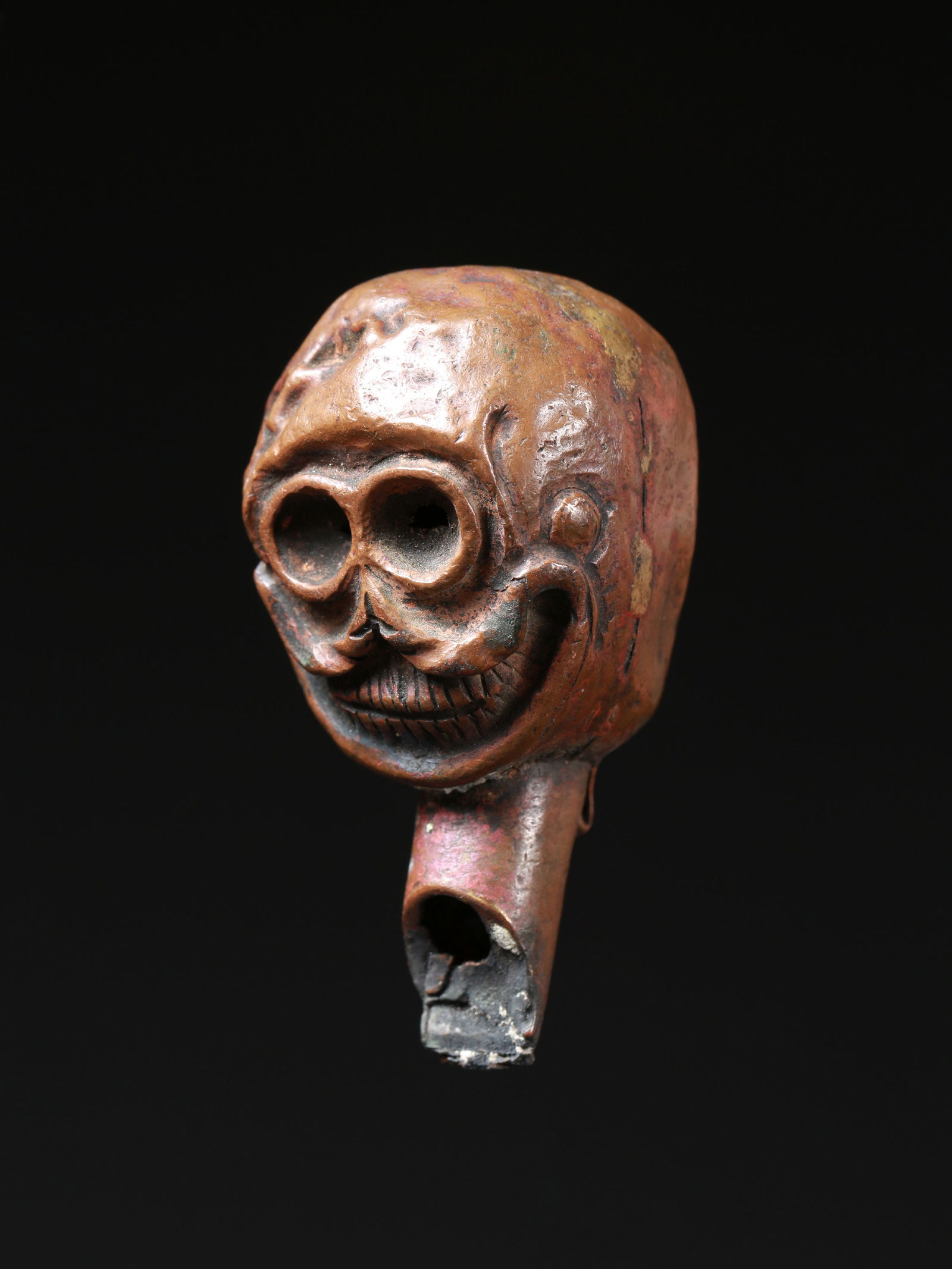 A Tibetan (?) Pipe-Head in Skull Form: Pfeifenkopf in Schädelform Tibet (?) Ohne Sockel / without base Kupfer. H 7 cm. Provenienz: Gérald Minkoff (1937-2009) und Muriel Olesen (1948-2020), Genf. ----------------------------------