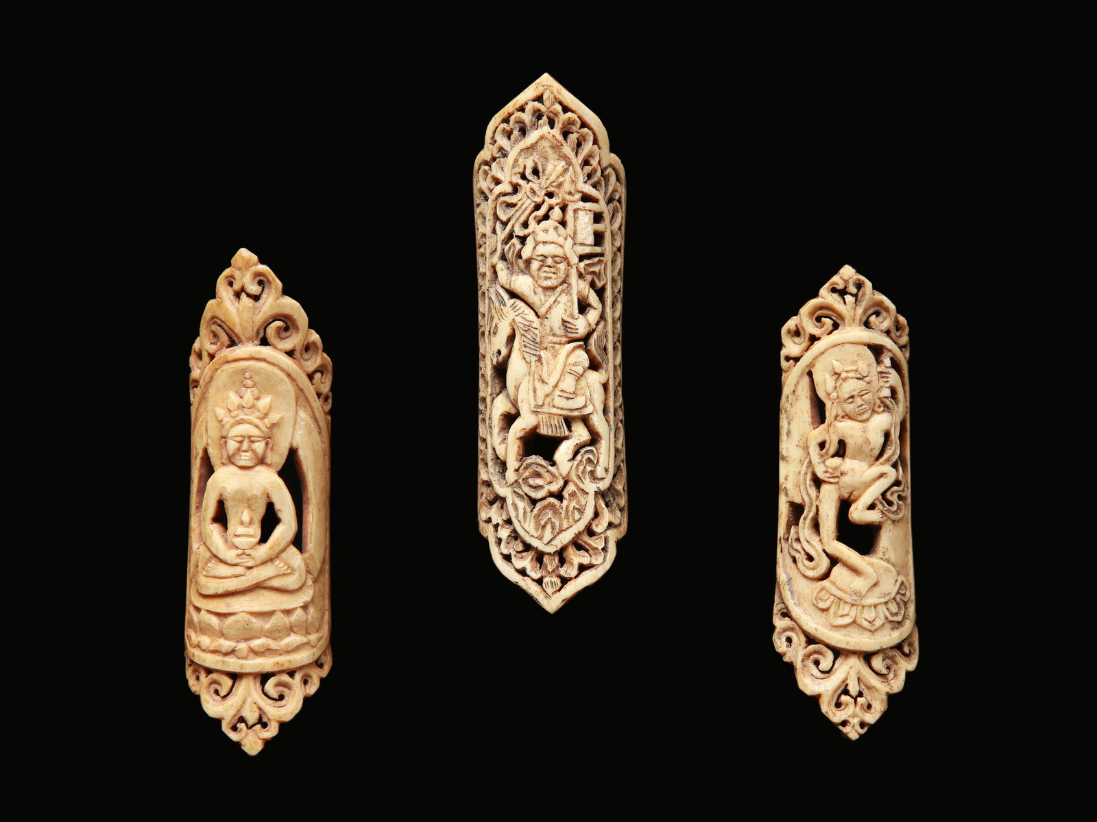 3 Tibetan Bone Plaques from a Priest's Apron: 3 Knochentafeln aus einem Priesterschurz Tibet Ohne Sockel / without base Knochen. H 12,5 - 14,5 cm. Provenienz: Gérald Minkoff (1937-2009) und Muriel Olesen (1948-2020), Genf. ------------------