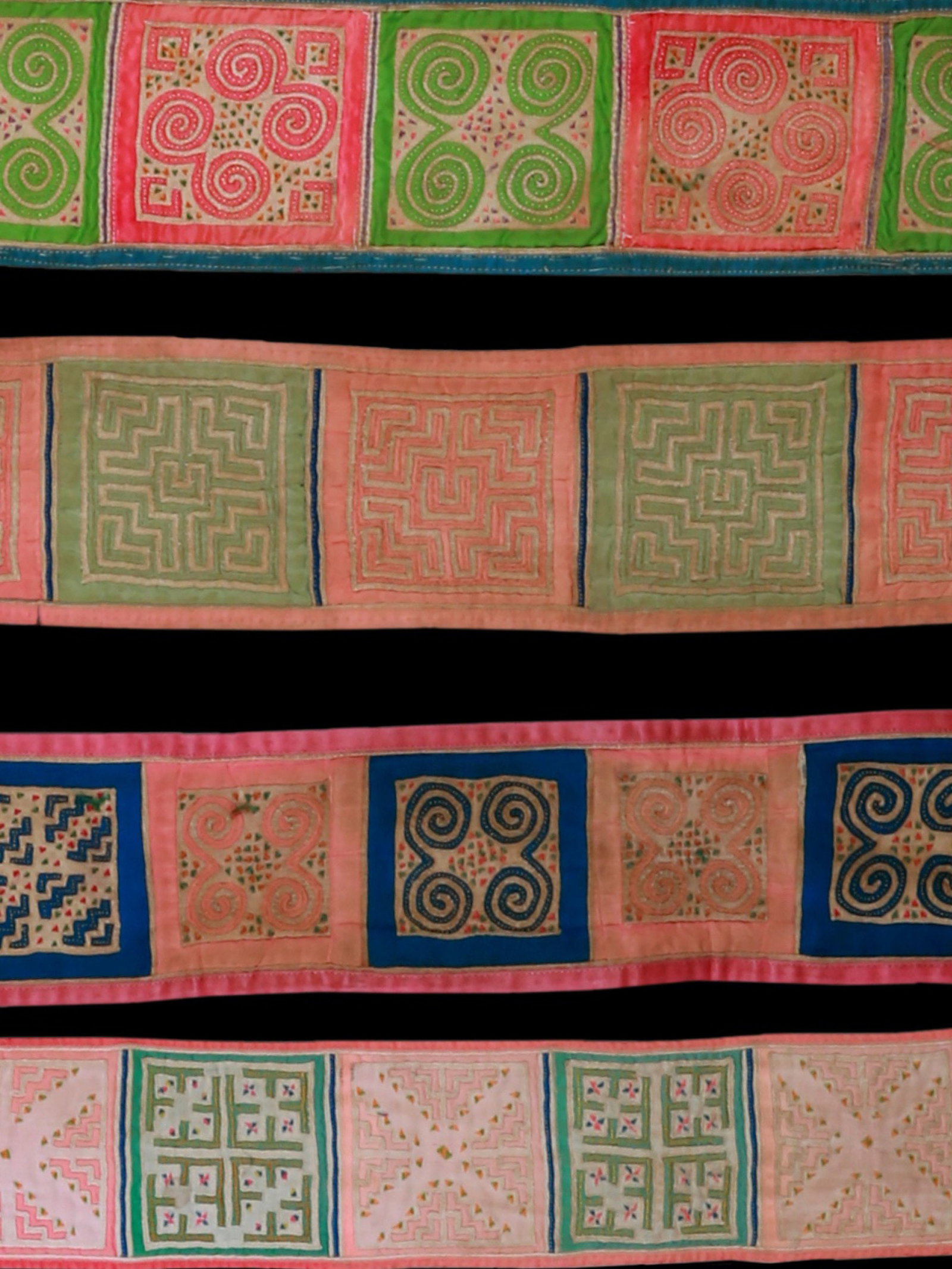 4 Hmong Centerpieces of Women's Dress Belts, "qua sev": 4 Mittelstücke von Frauenkleider-Gürteln, "qua sev" Hmong. China / Laos / Vietnam / Thailand Ohne Sockel / without base Baumwolle. H 45 - 59,5 cm. Provenienz: Schweizer Privatsammlung, Baselland. CH