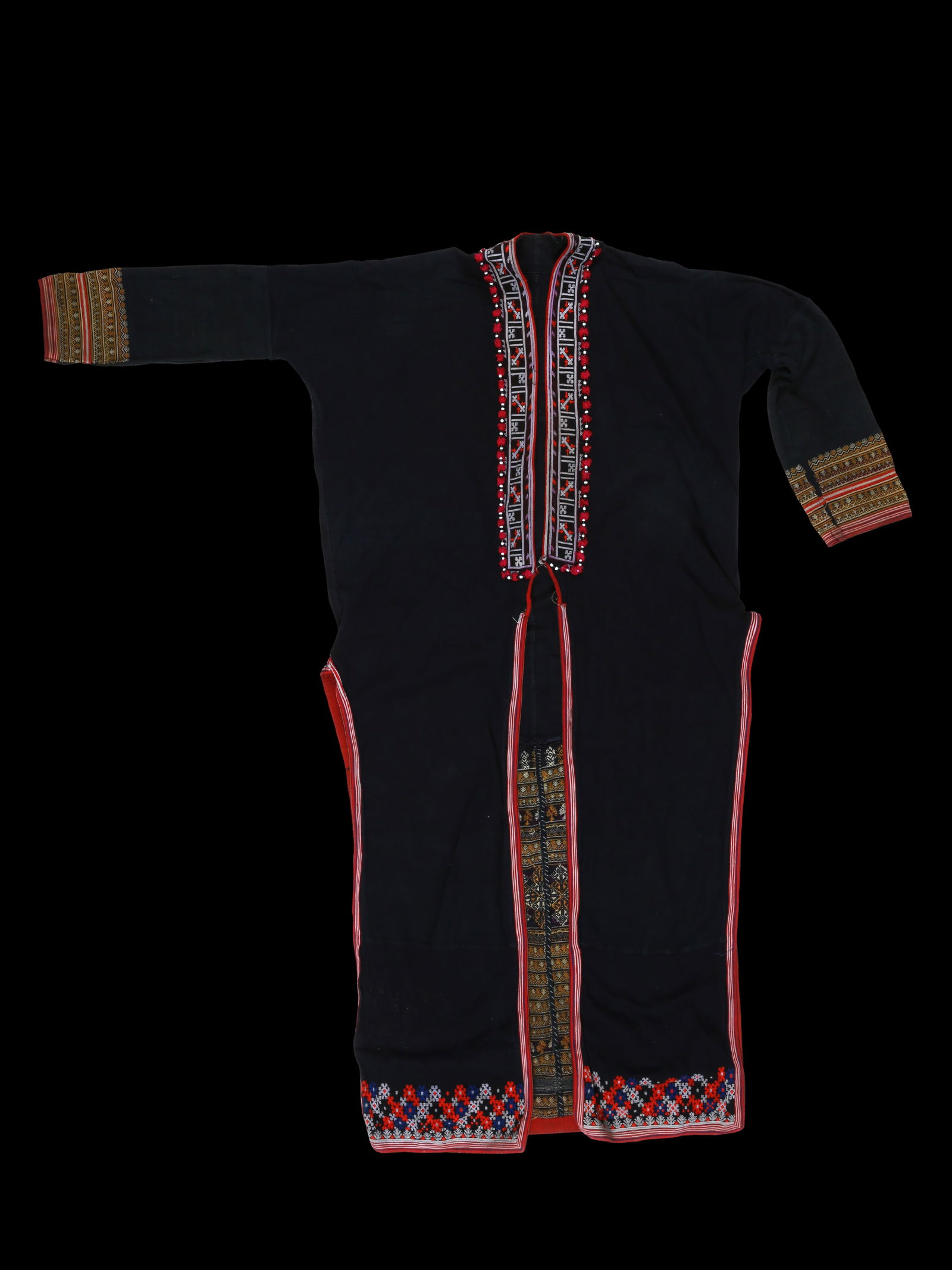 A Yao Hand Embroidered Tunic: Tunika Yao. Vietnam (Sapa Stadt) Ohne Sockel / without base Baumwolle. Provenienz: Schweizer Privatsammlung, Baselland. CHF 200 / 400