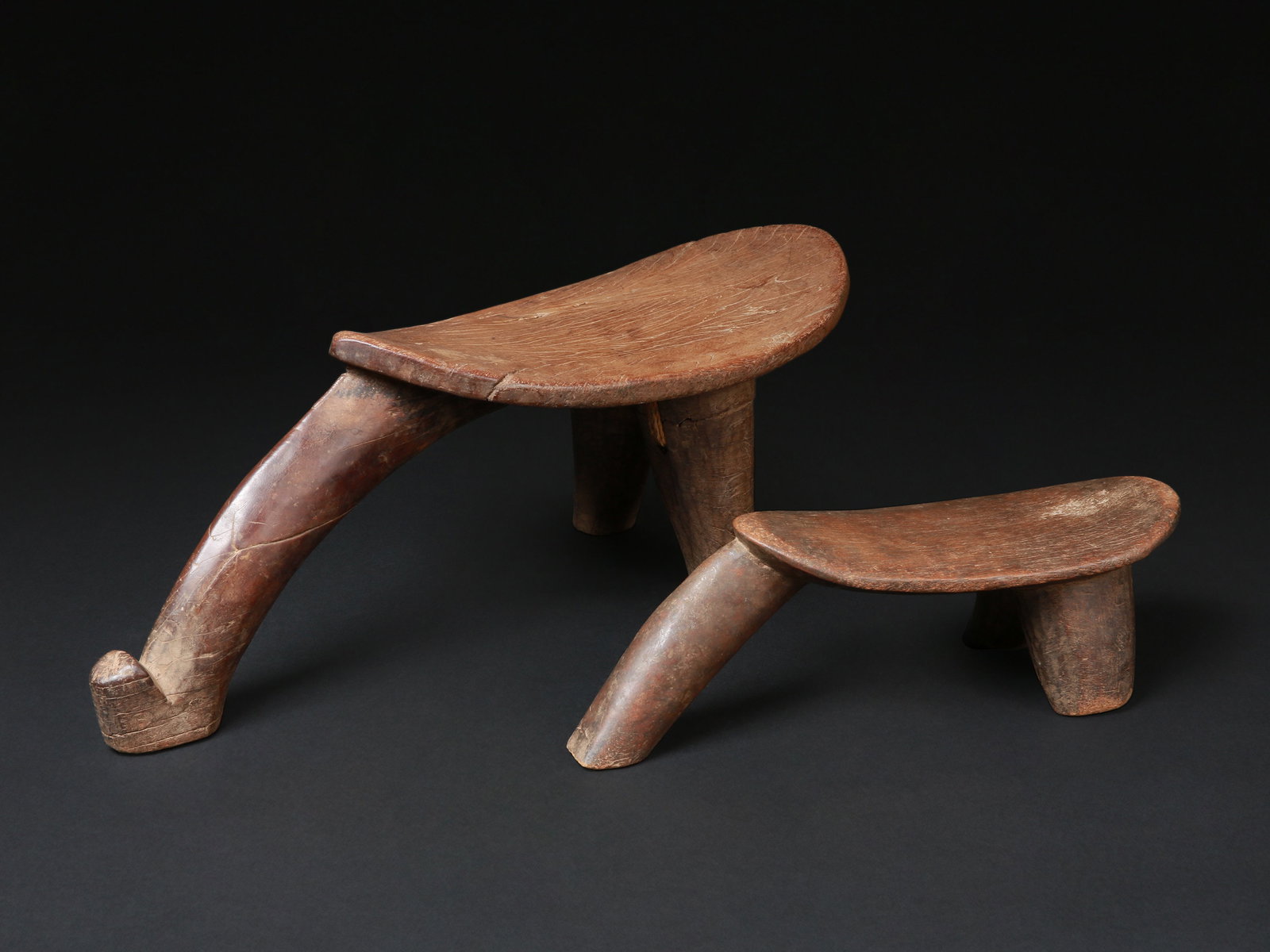 2 Lobi Three Leged Seats, "toópár": 2 dreibeinige Sitze, "toópár" Lobi. Burkina Faso Ohne Sockel / without base Holz. H 20 cm. Provenienz: Schweizer Privatsammlung, 1992-1995 in situ erworben. Die Verbindung von Nützliche
