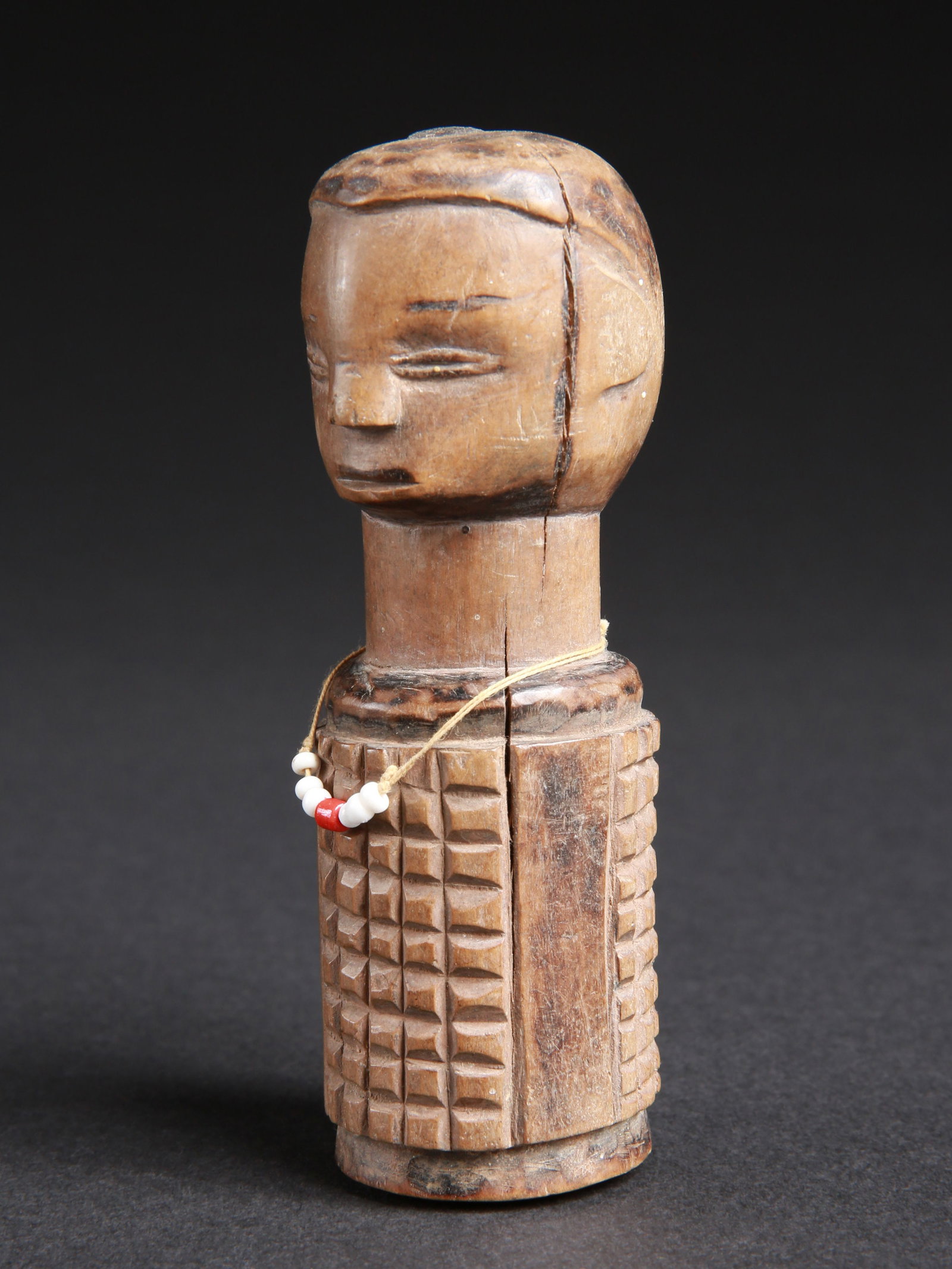 A Tabwa Twin Figure, "mpundu": Zwillings-Figur, "mpundu" Tabwa. DR Kongo Ohne Sockel / without base Holz. H 11,5 cm. Provenienz: - Edmond (Edi) Remondino, Burundi und Zürich. - Schweizer Privatsammlung, Zürich (1995). Abs