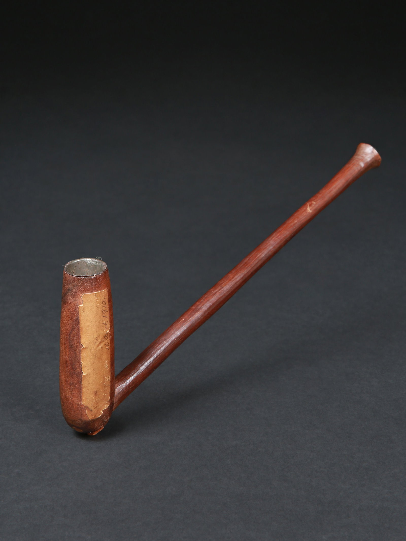 A Zulu Tobacco Pipe, "ingawa": Tabakspfeife, "ingawa" Zulu / Xhosa (?). Südafrika Ohne Sockel / without base Holz, Eisen. L 20,5 cm. Provenienz: - Sotheby Parke Bernet & Co., London, 27.06.1977, Lot 391. - Charles und Hedy Indleko