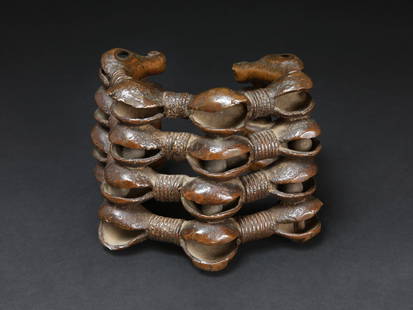 A Dan Anklet with Bells: Beinschmuck mit Schellen Dan. Côte d’Ivoire Ohne Sockel / without base Gelbguss. B 14 cm. Provenienz: - lt. Charles Indlekofer: 1970er-Jahre, Sotheby's, London. - Charles und Hedy Indlekofe