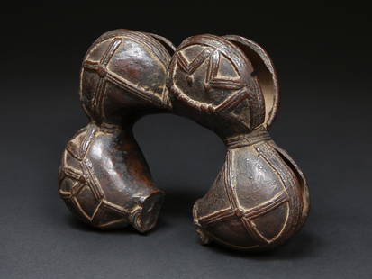 A Dan (?) Anklet: Fussreif Dan (?). Côte d’Ivoire Ohne Sockel / without base Gelbguss. B 19 cm. Provenienz: - lt. Charles Indlekofer: 1970er-Jahre, Sotheby's, London. - Charles und Hedy Indlekofer, Riehen. S