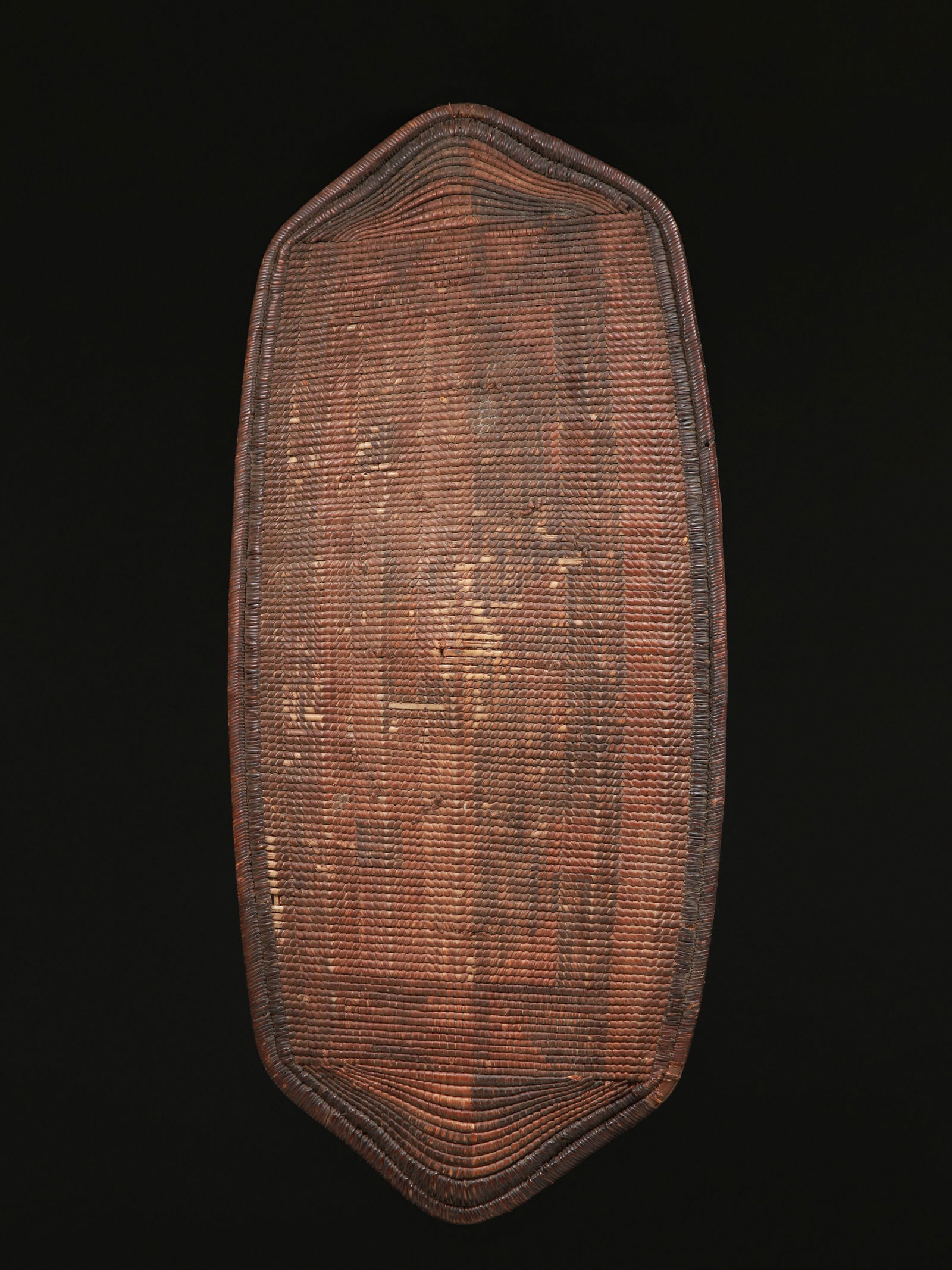 An Azande Shield, "gbilija": Flechtschild, "gbilija" Azande. DR Kongo Ohne Sockel / without base Holz, Pflanzenfaser. H 109 cm. Provenienz: - lt. Charles Indlekofer: 1970er-Jahre, Handel, Basel. - Charles und Hedy Indlekofer, Rie