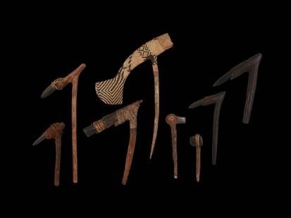 8 Ceremonial Stone Axes: 8 Zeremoniale-Äxte Melanesien / Papua-Neuguinea / Fidschi-Inseln / Simbabwe Ohne Sockel / without base Holz, Stein, Schnur, Rattan, Schnur. H 26,5 - 69 cm. Provenienz: - Stanley-Walter Schwab (19