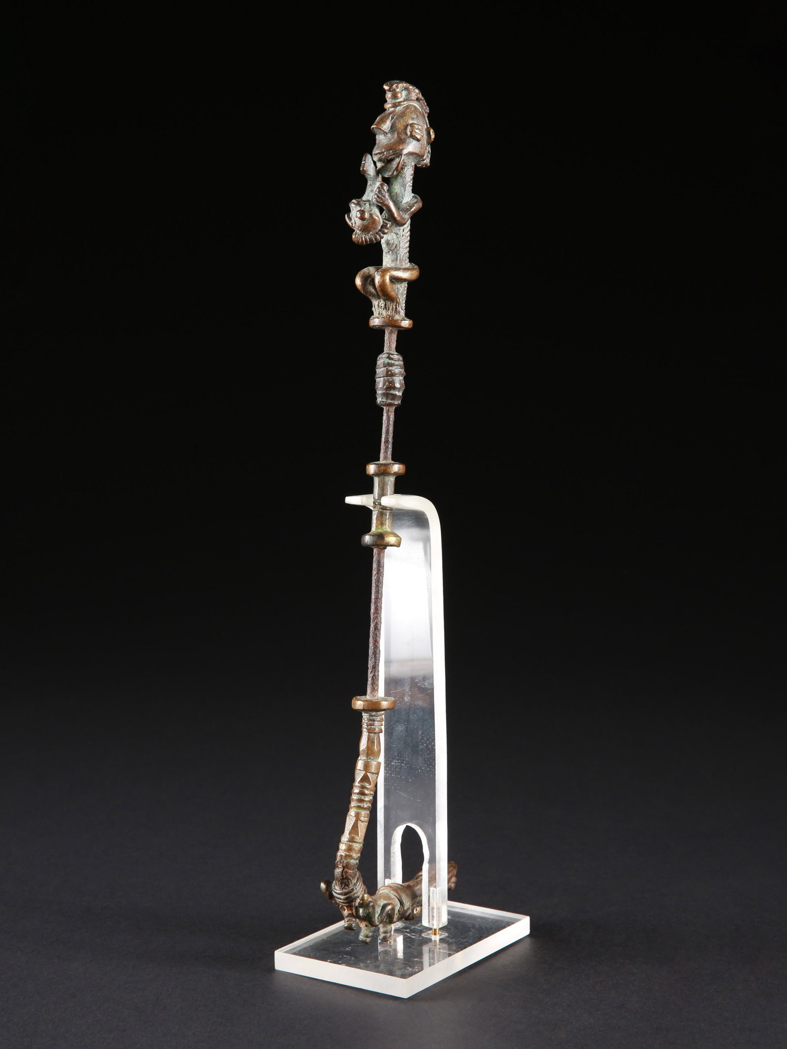 A Yoruba Ceremonial Staff of a Blacksmith, "iwana ogun": Zeremonialstab eines Schmieds mit zwei Figuren, "iwana ogun" Yoruba. Nigeria Mit Sockel / with base Kupferlegierung. H 37 cm. Provenienz: Gérald Minkoff (1937-2009) und Muriel Olesen (1948-2020),