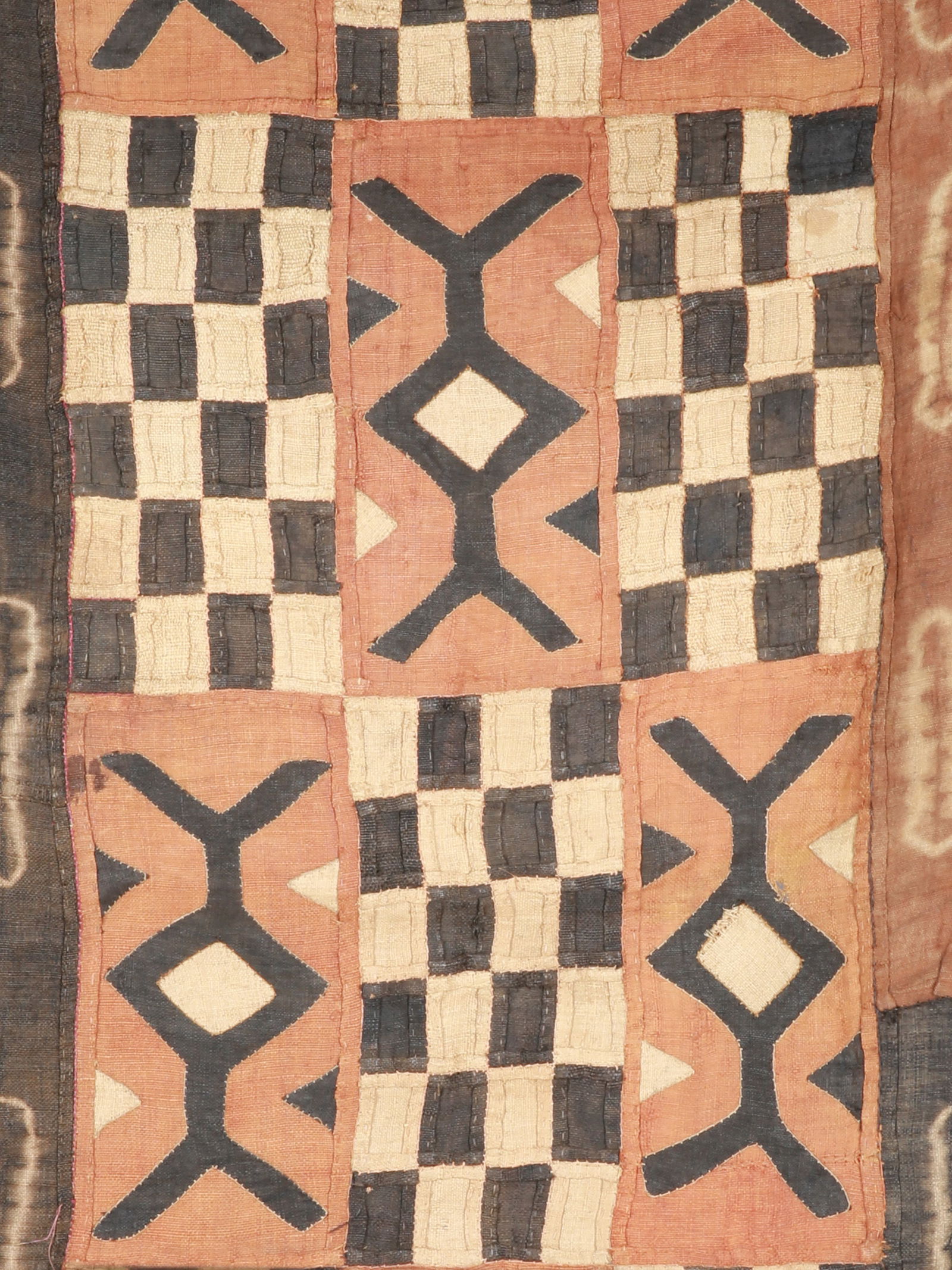 A Kuba Woven Fabric, Overskirt: Wickelgewand Kuba. DR Kongo Ohne Sockel / without base Raphia. B 63 cm. L 273 cm. Provenienz: Galerie Walu, Basel. Der Name "Kuba" kommt aus der Bantu-Sprache und bedeutet dort "Wurfmesser". Das K