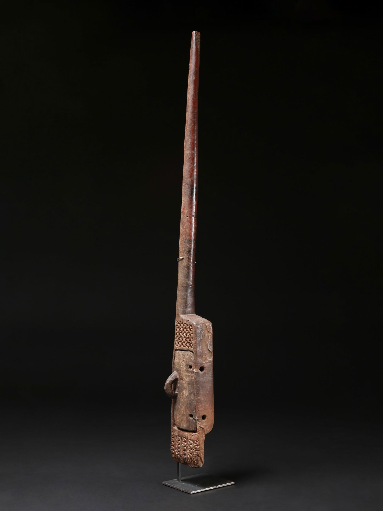 A Kololo Reproduction of a Rifle: Nachbildung eines Gewehres Kololo. Sambia, Simbabwe, Südafrika Mit Sockel / with base Holz. H 116 cm. Provenienz: Gérald Minkoff (1937-2009) und Muriel Olesen (1948-2020), Genf. IMPORTANT NO