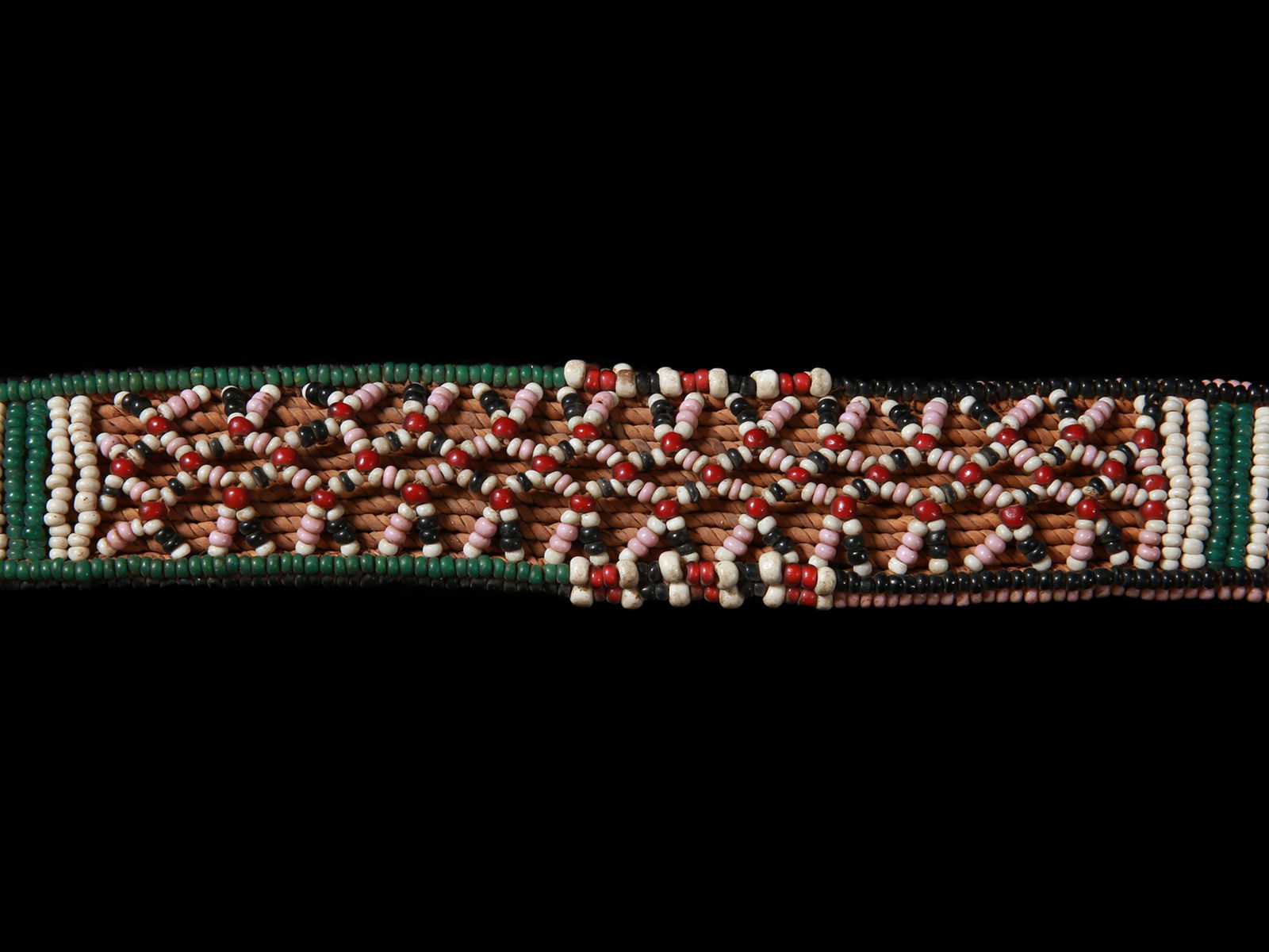 A Zulu beaded Belt, "ixhama": Perlengürtelt, "ixhama" Xhosa / Hlubi / Zulu. Südafrika Ohne Sockel / without base Glasperlen, Pflanzenfaser. B 78 cm. Provenienz: Schweizer Privatsammlung, Neuenburg. Weiterführende Li