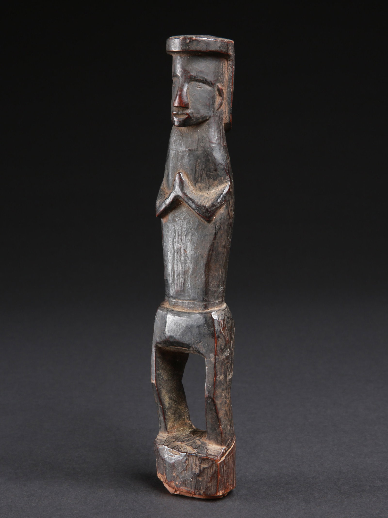 A Fipa Christian Votive Figure: Christliche Votivfigur Fipa. Tansania Ohne Sockel / without base Holz. H 24,5 cm. Provenienz: - Edmond (Edi) Remondino, Burundi und Zürich. - Schweizer Privatsammlung, Zürich (1995). CHF 200