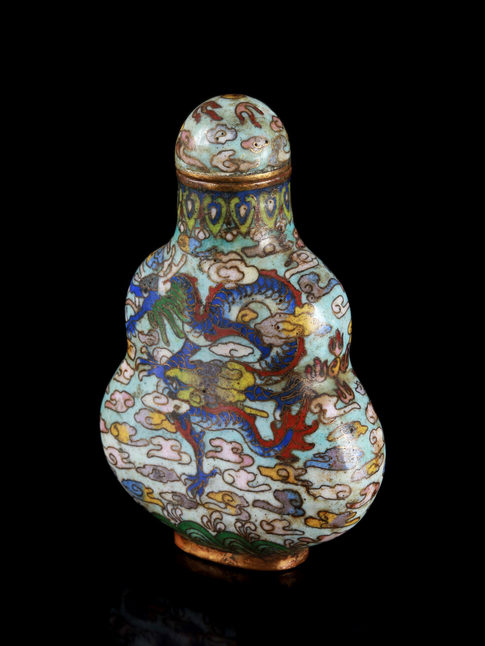 A Chinese Cloisonne Snuff Bottle: Cloisonné Schnupffläschchen China Ohne Sockel / without base Email. H 6,5 cm. Provenienz: - lt. Besitzer vor 1990 bei Koller Auktionen (Zürich) erworben. - Schweizer Privatsammlung, Bas