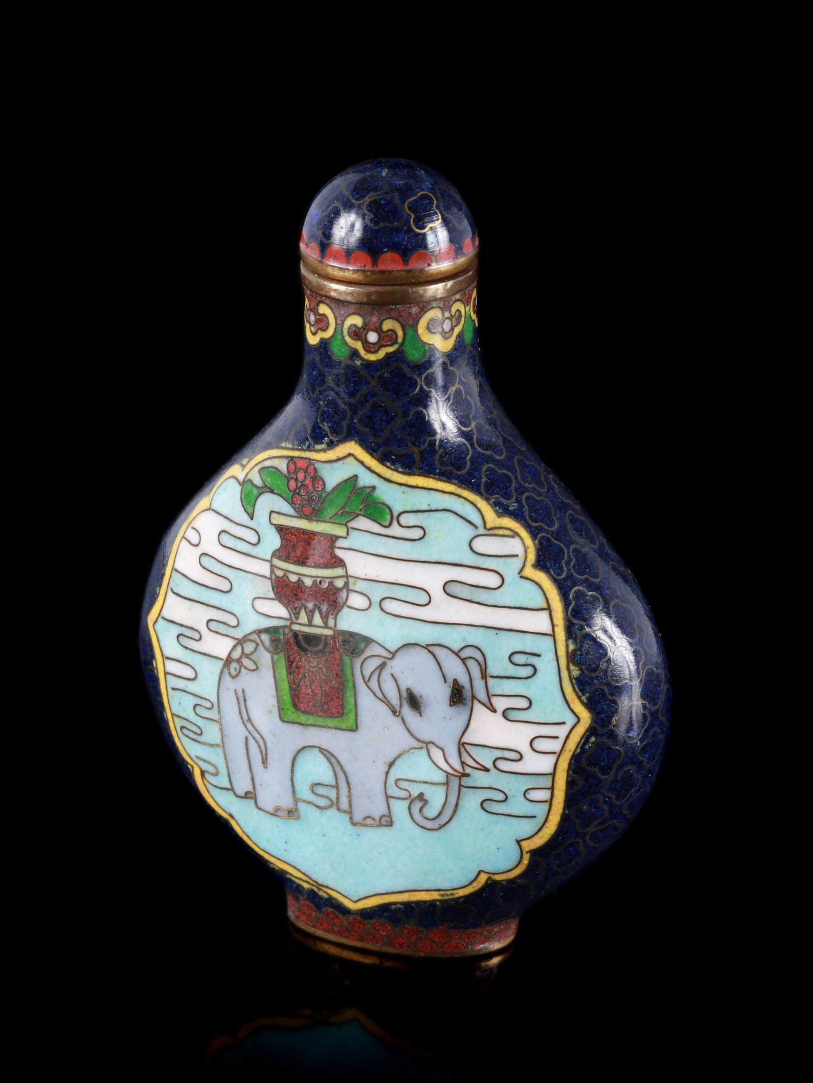 A Chinese Cloisonne Snuff Bottle: Schnupftabakfläschchen China Ohne Sockel / without base Email. H 6,5 cm. Provenienz: Schweizer Privatsammlung, Basel. Lt. mündlicher Auskunft der Besitzerin in den 1980er-Jahren oder frü