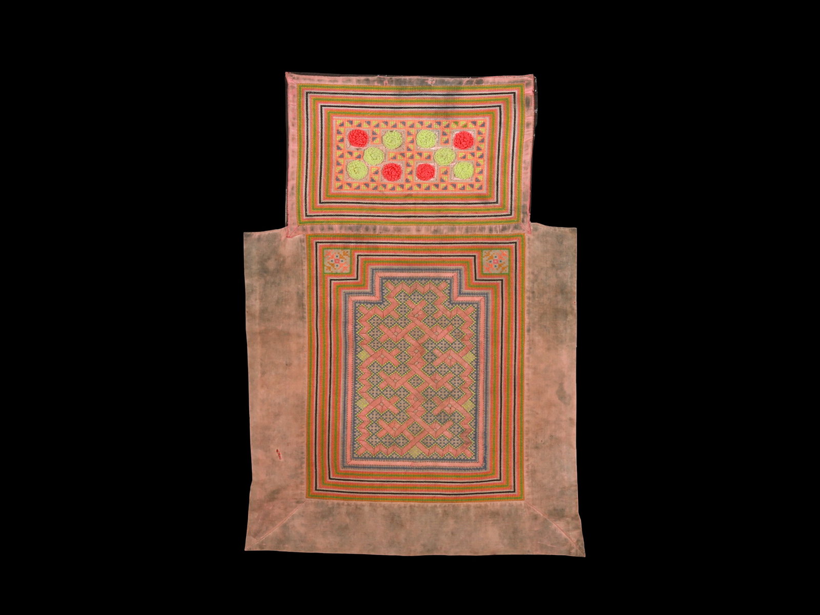 A Hmong Baby Carrier: Babytragetuch Hmong. China / Laos / Vietnam / Thailand Ohne Sockel / without base Baumwolle. H 56 cm. Provenienz: Schweizer Privatsammlung, Baselland. CHF 100 / 200