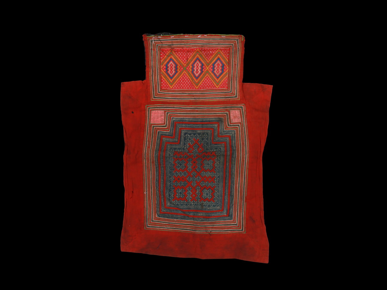 A Hmong Baby Carrier: Babytragetuch Hmong. China / Laos / Vietnam / Thailand Ohne Sockel / without base Baumwolle. H 61 cm. Provenienz: Schweizer Privatsammlung, Baselland. CHF 100 / 200
