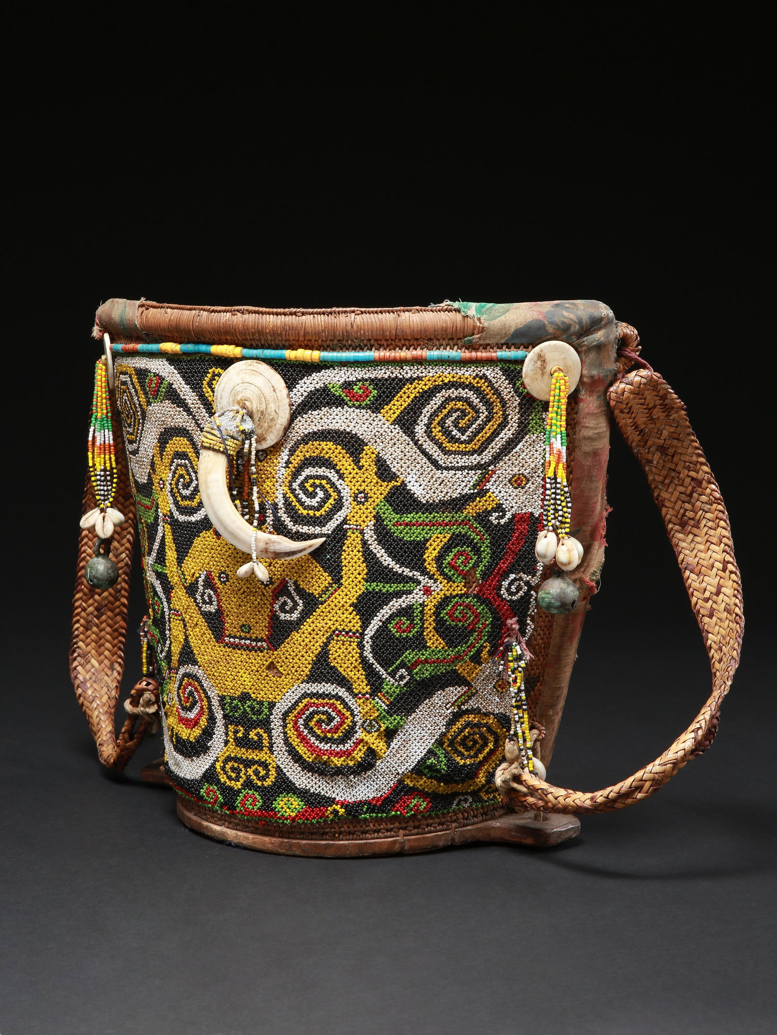A Dayak Beaded Baby Carrier: Perlenbestickte Baby-Trage Dayak. Indonesien, Borneo Insel Ohne Sockel / without base Glasperlen, Rattan, Muscheln, Zahn. H 32,5 cm. Provenienz: - Michel Egloff (1941-2021), Neuenburg. - Schweizer Pri