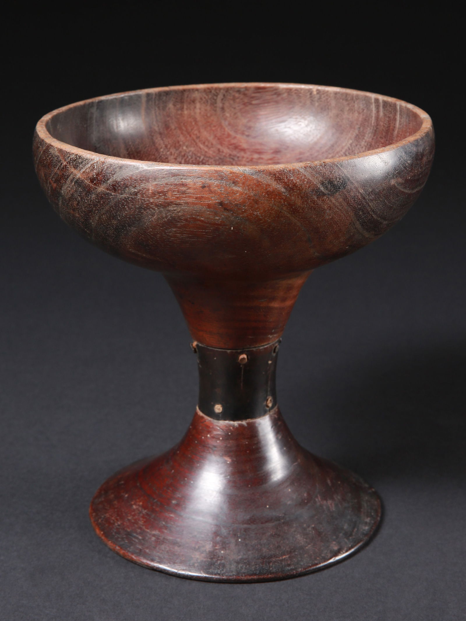 A Torajan Rice Cup, "dulong": Reisbecher, "dulong" Toraja. Indonesien, Sulawesi Ohne Sockel / without base Holz. H 21,5 cm. Provenienz: - Gérald Minkoff (1937-2009) und Muriel Olesen (1948-2020), Genf. - Hammer Auktion, 06.03