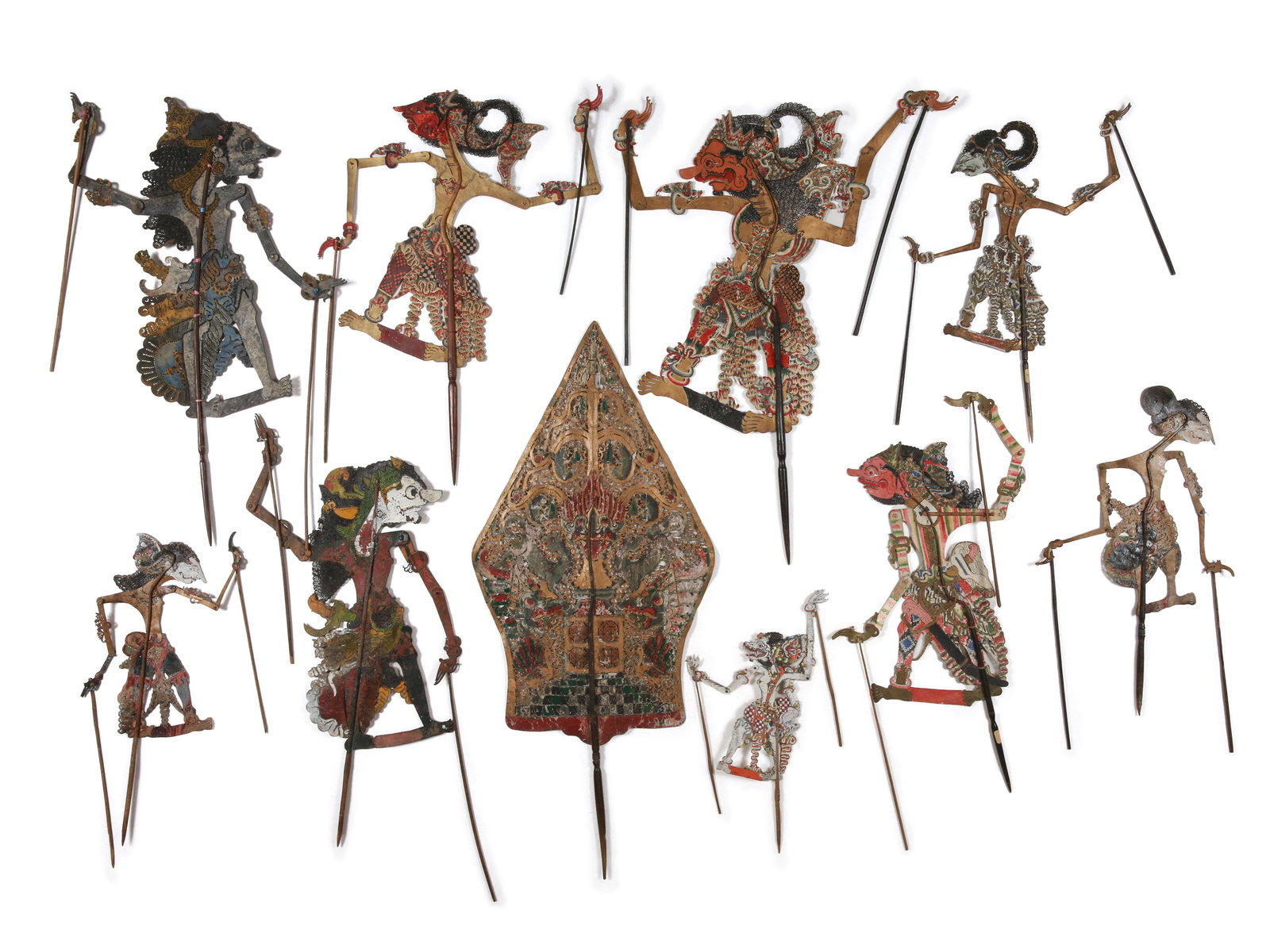 10 Indonesian Shadow Puppetry Figures, "wayang kulit": 10 Schattentheater-Figuren, "wayang kulit" Indonesien, Bali Ohne Sockel / without base Leder, Holz. H 43 - 100 cm. Provenienz: Schweizer Privatsammlung, Basel. Lt. Besitzerin um 1960 in situ erworben 
