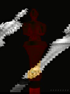 An Akan Ceremonial Whisk with a Figure, "nandwa blawa": Zeremonialwedel mit figürlichem Griff, "nandwa blawa" Akan. Côte d’Ivoire Ohne Sockel / without base Holz, mit Goldfolie überzogen, Schweifhaar, Textil. H 125 cm (mit Haar). L 50