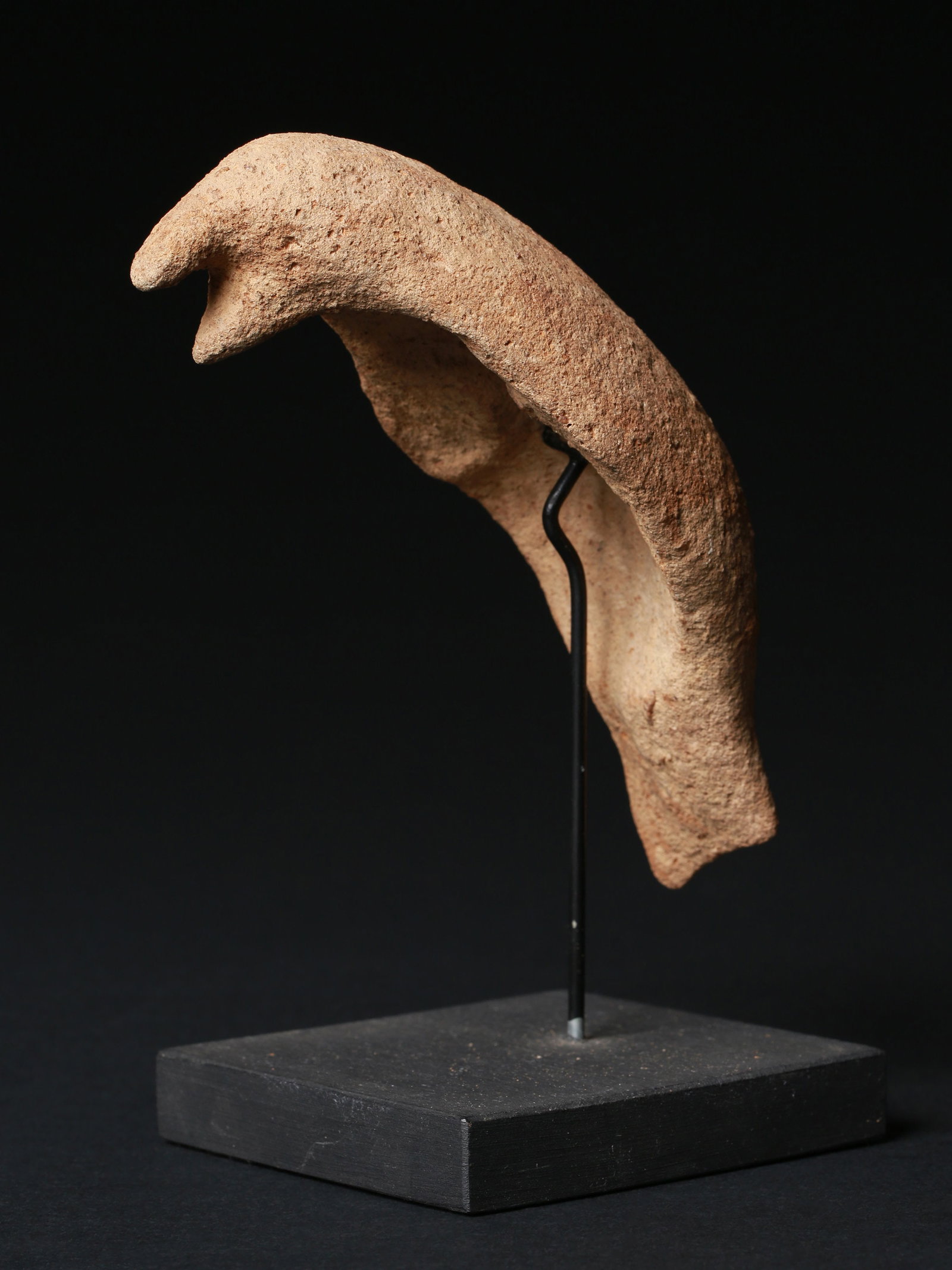 A Kafanchan Representation of a Bird: Anmutige Vogeldarstellung Kafanchan. Nigeria (Kaduna State) Mit Sockel / with base Terrakotta. L 18 cm. Provenienz: - Galerie Walu, Zürich. - 1990: Jean David, Basel. Thermolumineszenz-Altersbest