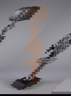 A Yoruba Staff (Dance Wand), "oshe shango" ("Osé-Sàngó"): Repräsentativer Tanzstab, "oshe shango" ("Osé-Sàngó") Yoruba. Nigeria Mit Sockel / with base Holz. H 40 cm. Provenienz: - Galerie Walu, Zürich. - 1998: Jean David, Basel. Ein