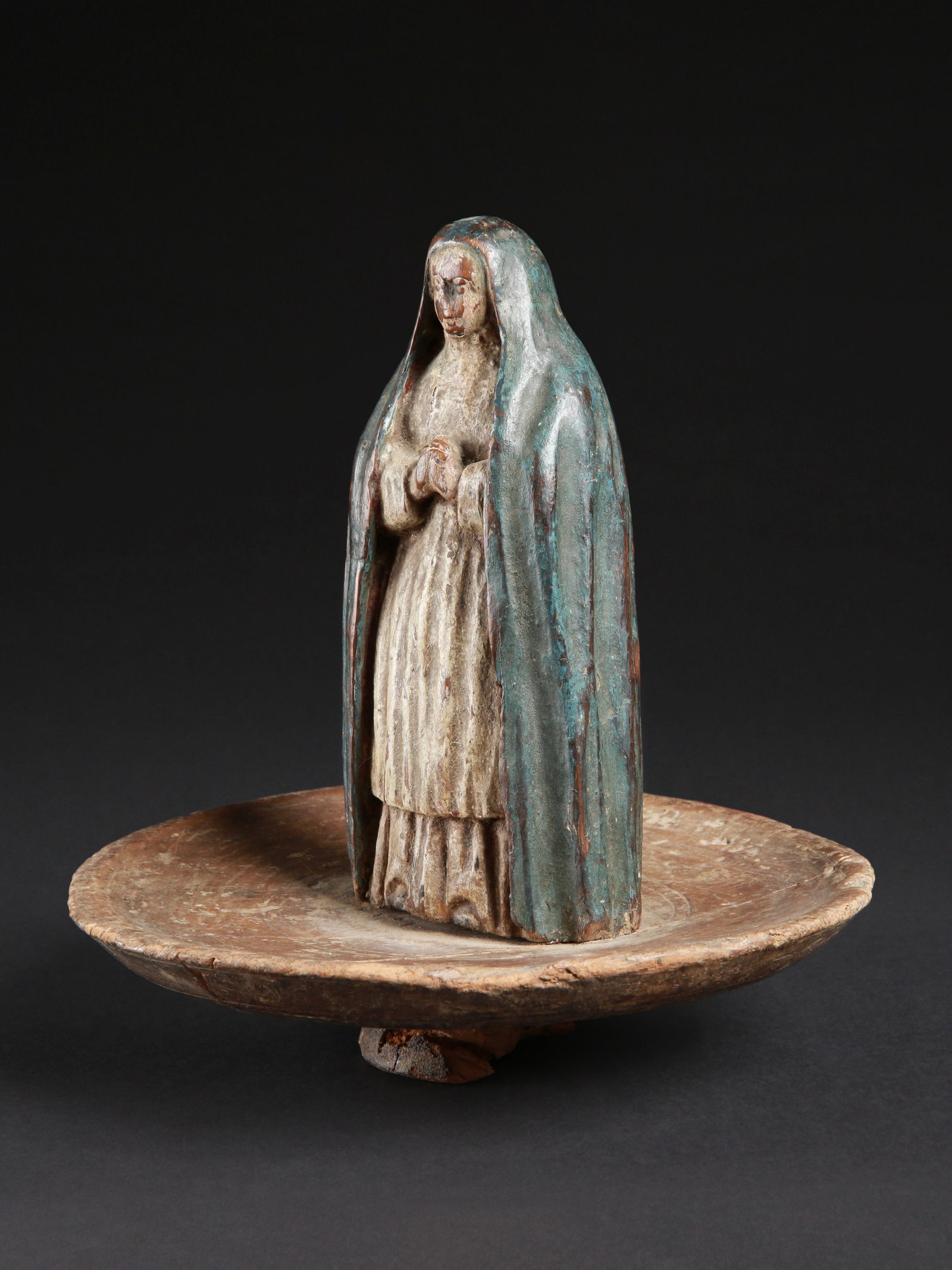 A Fipa (?) praying Figure, Virgin Mary on a footed flat Bowl: Betende Marienfigur, auf einer flachen Fussschale stehend Fipa (?). Tansania A Luba Christian Votive Figure Ohne Sockel / without base Holz. H 25 cm. Ø 22 cm. Provenienz: - Edmond (Edi) Remondino