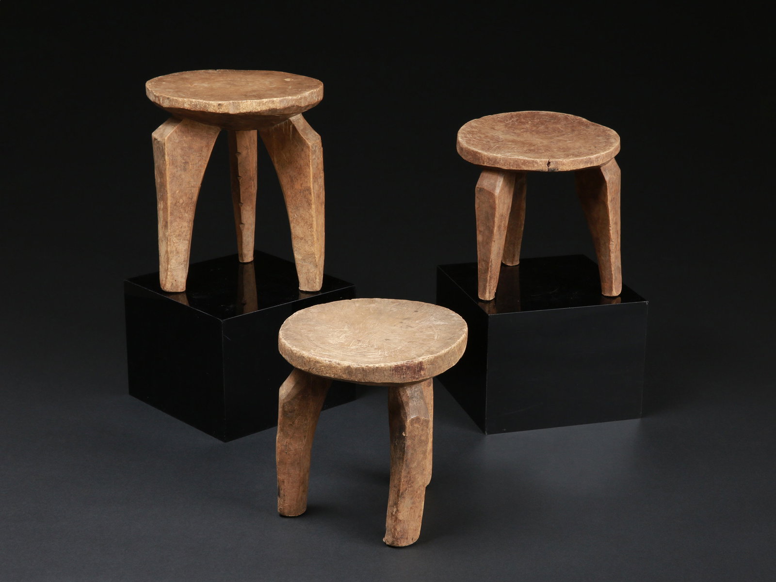 3 Lobi three legged Seats: 3 dreibeinige Sitze Lobi. Burkina Faso Ohne Sockel / without base Holz. H 24,5 cm. Provenienz: - Schweizer Privatsammlung, 1992-1995 in situ erworben. - Hammer Auktionen, Basel, 07.03.2025, Lot 5. - f
