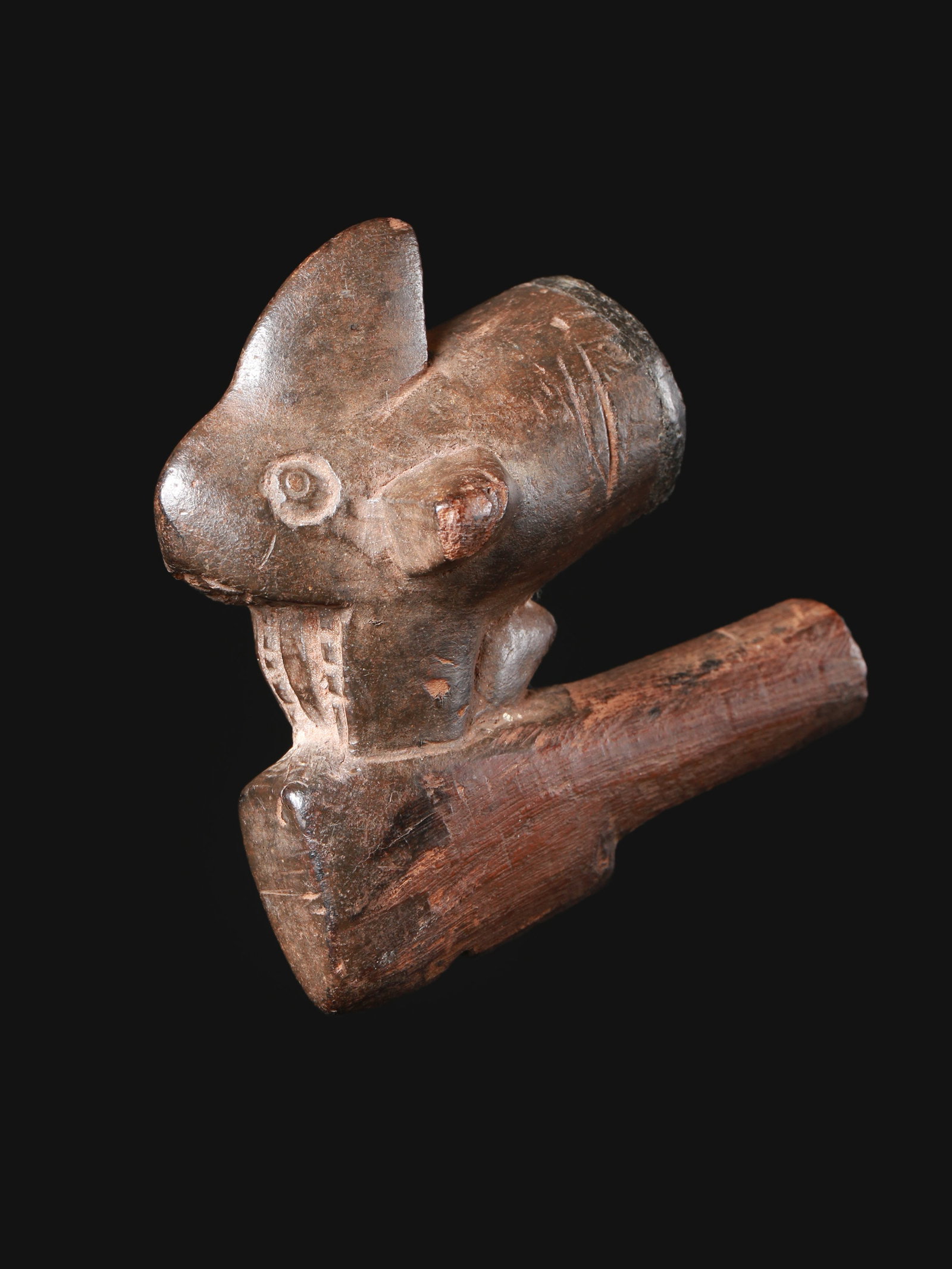 A Nigerian (?) Pipe Bowl: Pfeifenkopf Nigeria (?) Ohne Sockel / without base Holz. H 8 cm. L 8 cm. Provenienz: Gérald Minkoff (1937-2009) und Muriel Olesen (1948-2020), Genf. Quer durch Afrika verwenden Frauen und Mä